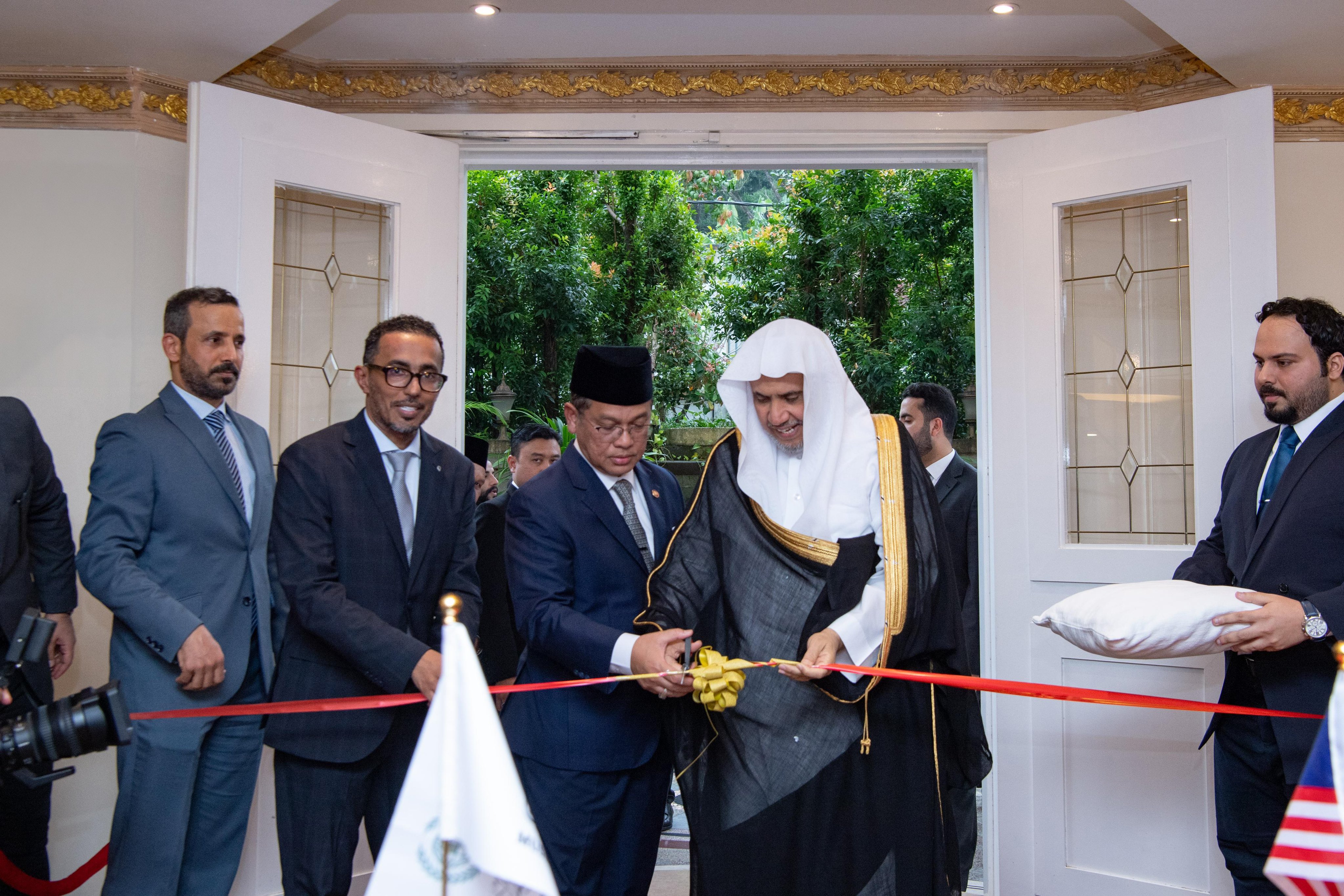 En compagnie du Ministre des Affaires religieuses au Cabinet du Premier ministre de Malaisie, cheikh Mohammed Al-Issa