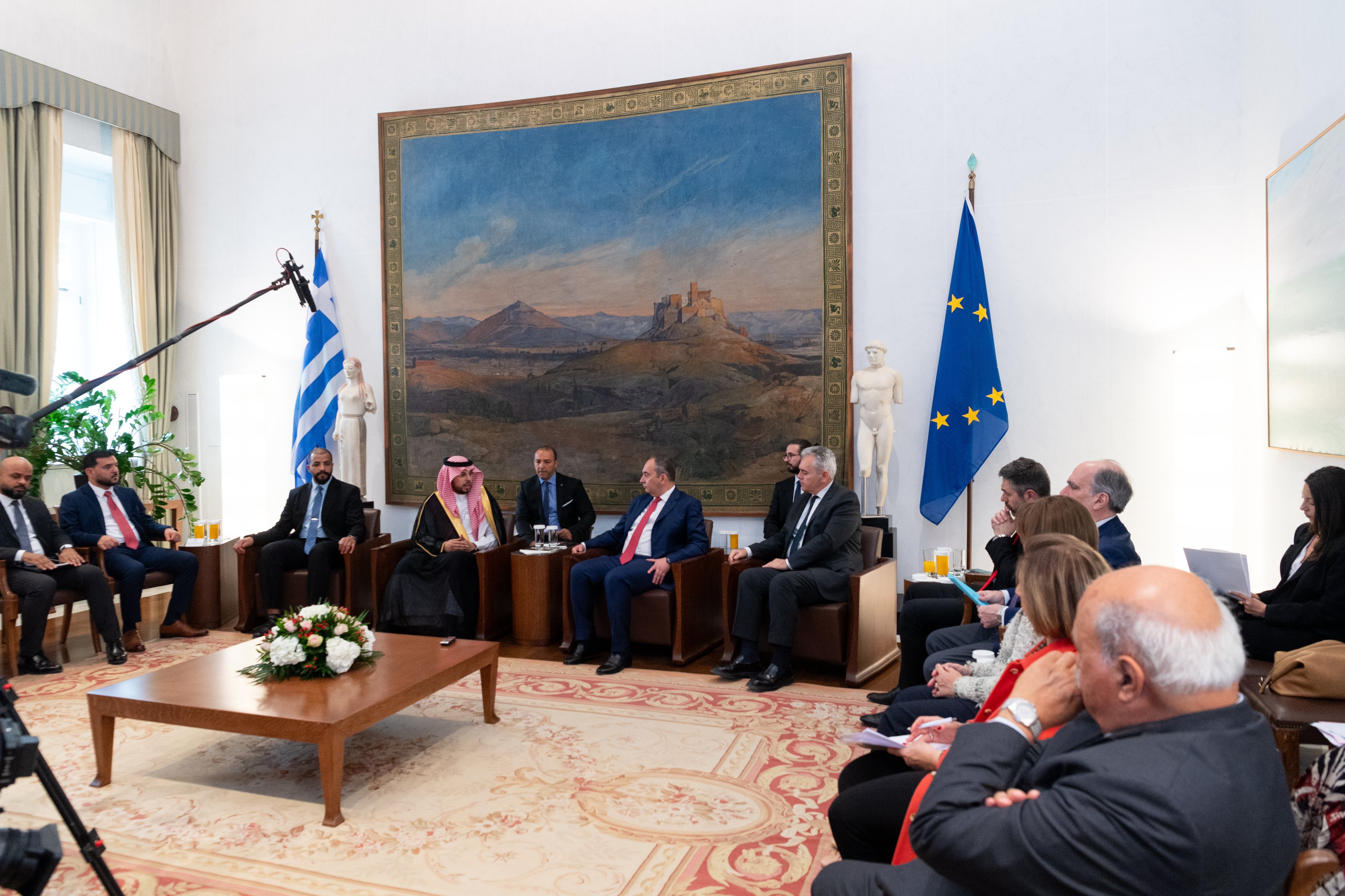 On behalf of His Excellency Sheikh Dr. Mohammed Al-issa, Secretary-General of the MWL, Mr. Abdulwahab Al-Shehri, Assistant Secretary-General for Corporate Communication, met with His Excellency Ioannis Plakiotakis, First Deputy Speaker of the Hellenic Parliament, at the parliament’s headquarters in Athens.