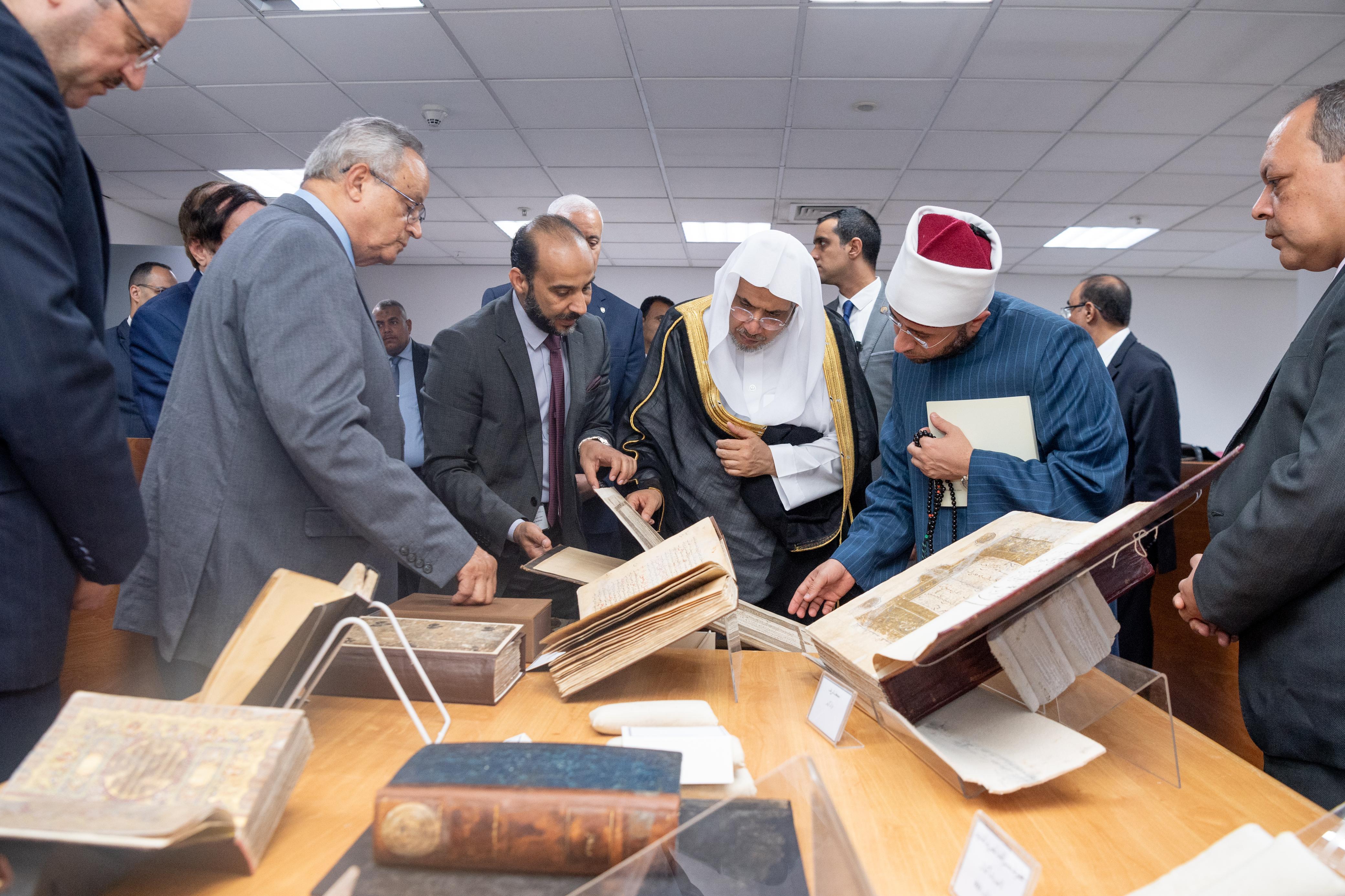 بحضورٍ ناهز ١٦٠٠ شخصٍ بين وزراء وأكاديميين وطلاب جامعات وتلبيةً لدعوة مدير المكتبة