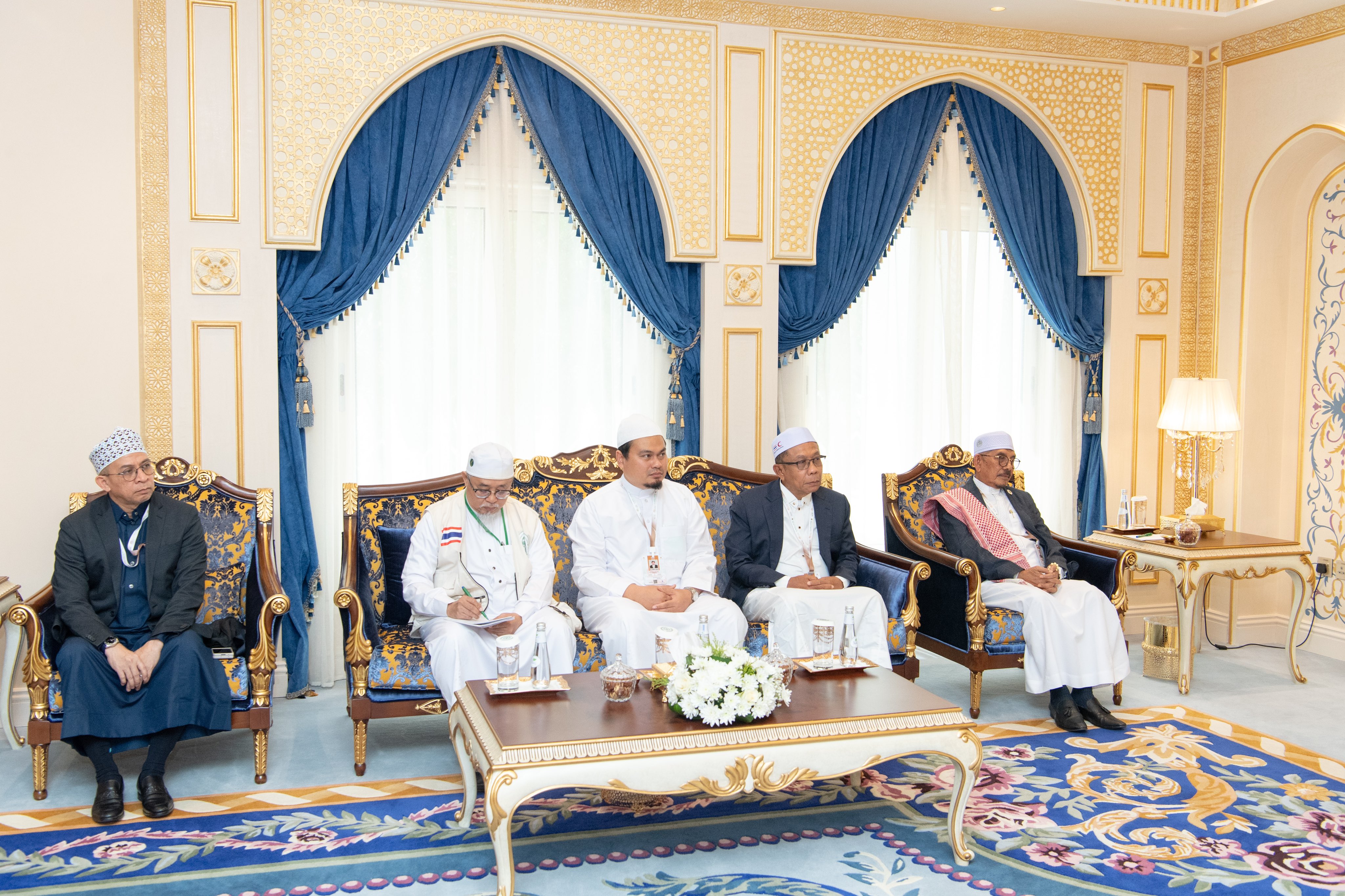 استقبل معالي الأمين العام، رئيس هيئة علماء المسلمين، فضيلة الشيخ د. ⁧‫محمد العيسى‬⁩، بمكتبه بمكة المكرمة، وفداً من مملكة تايلاند، برئاسة سماحة شيخ الإسلام أرون بونشوم