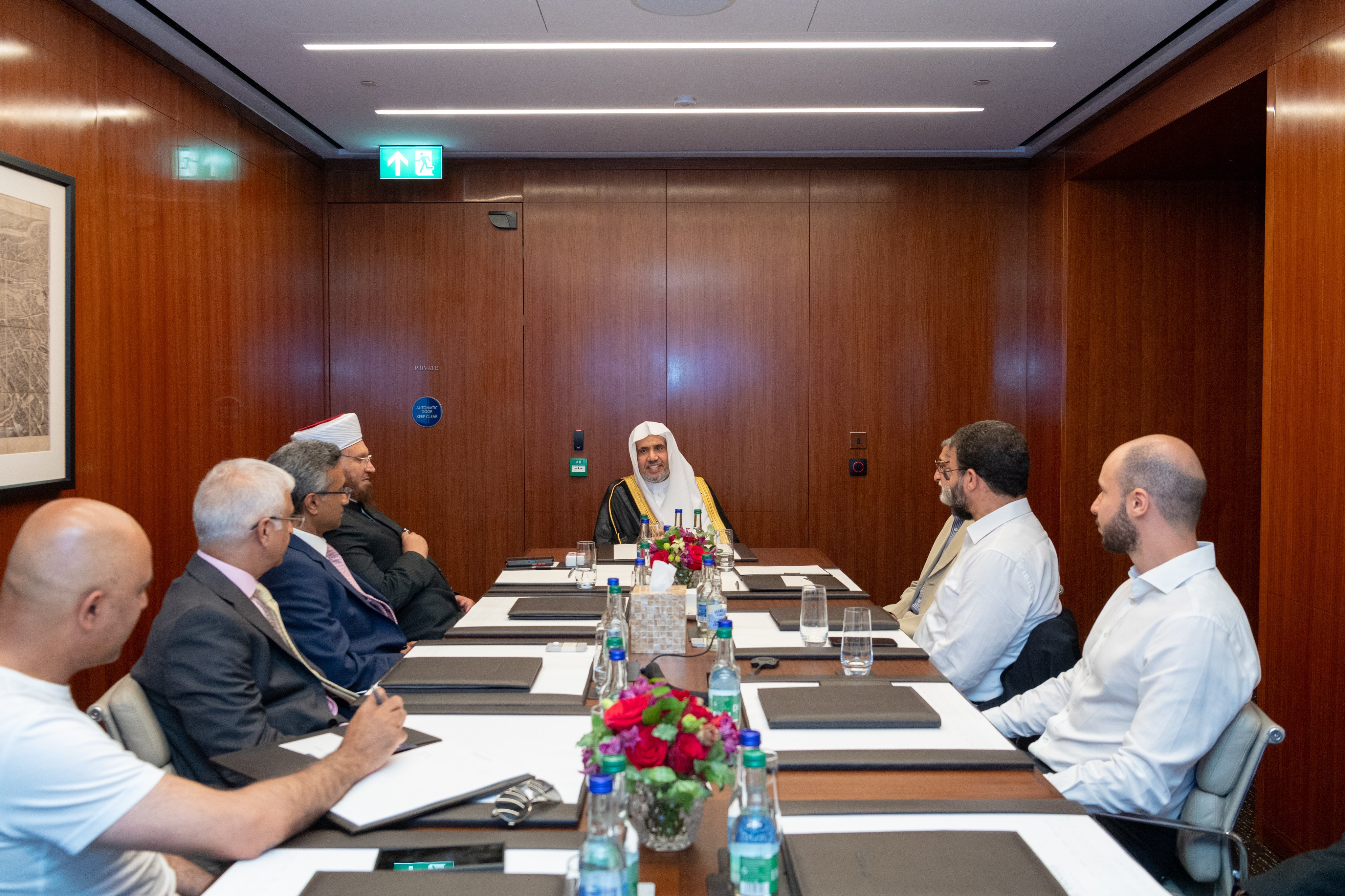 In London, His Excellency Sheikh Dr. Mohammed Alissa, Secretary-General of the Muslim World League (MWL) and Chairman of the Organization of Muslim Scholars, convened a meeting with British Islamic leaders.