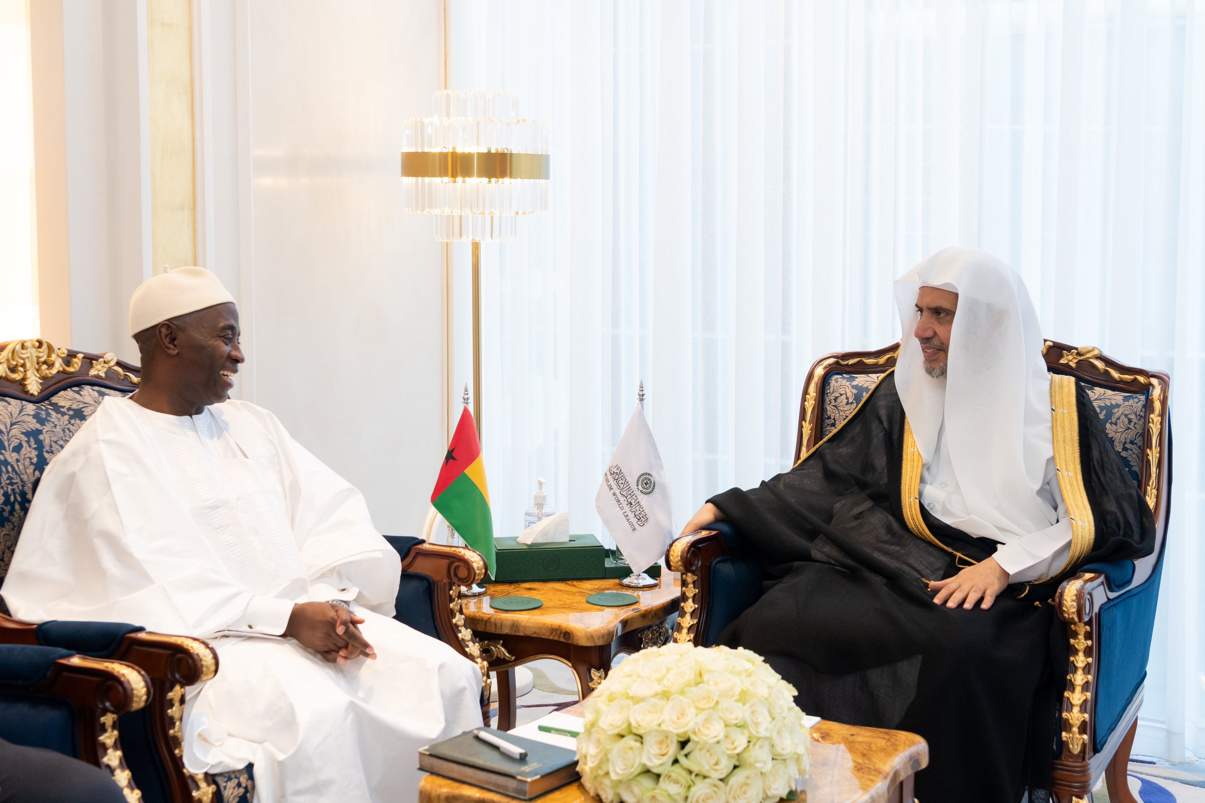 Le Secrétaire général, Président de l'Organisation des savants musulmans, cheikh Mohammed Al-Issaa a reçu cet après-midi M.Dino Sidi l’ambassadeur de la République de Guinée-Bissau auprès du Royaume d'Arabie Saoudite