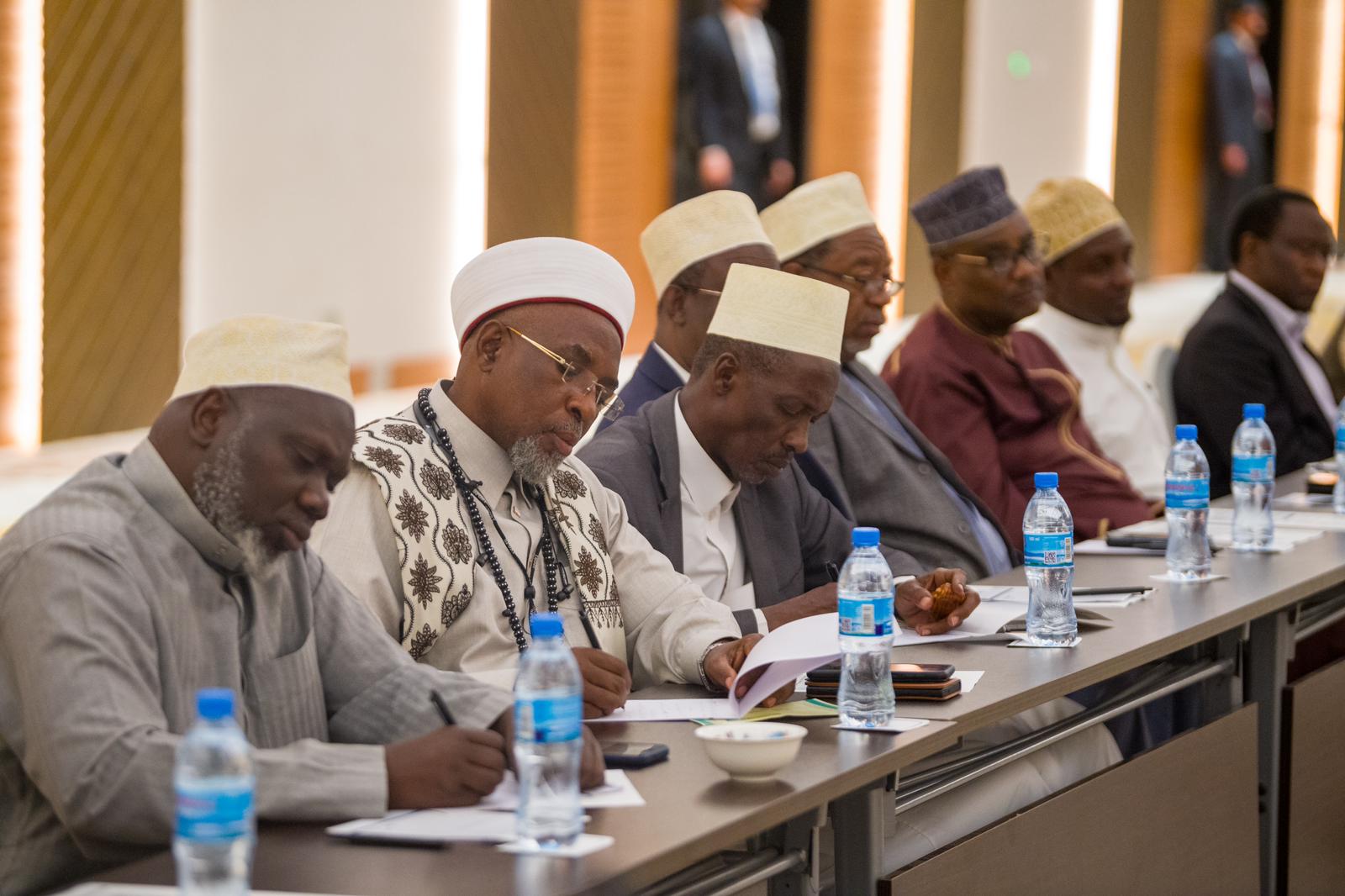 En una reunión científica celebrada hoy en la ciudad de Dar es Salaam, los miembros del Consejo de Grandes Sabios de la República Unida de Tanzania, liderados por el Gran Muftí y Gran Imam Sheij Abou Bakr bin Zubair