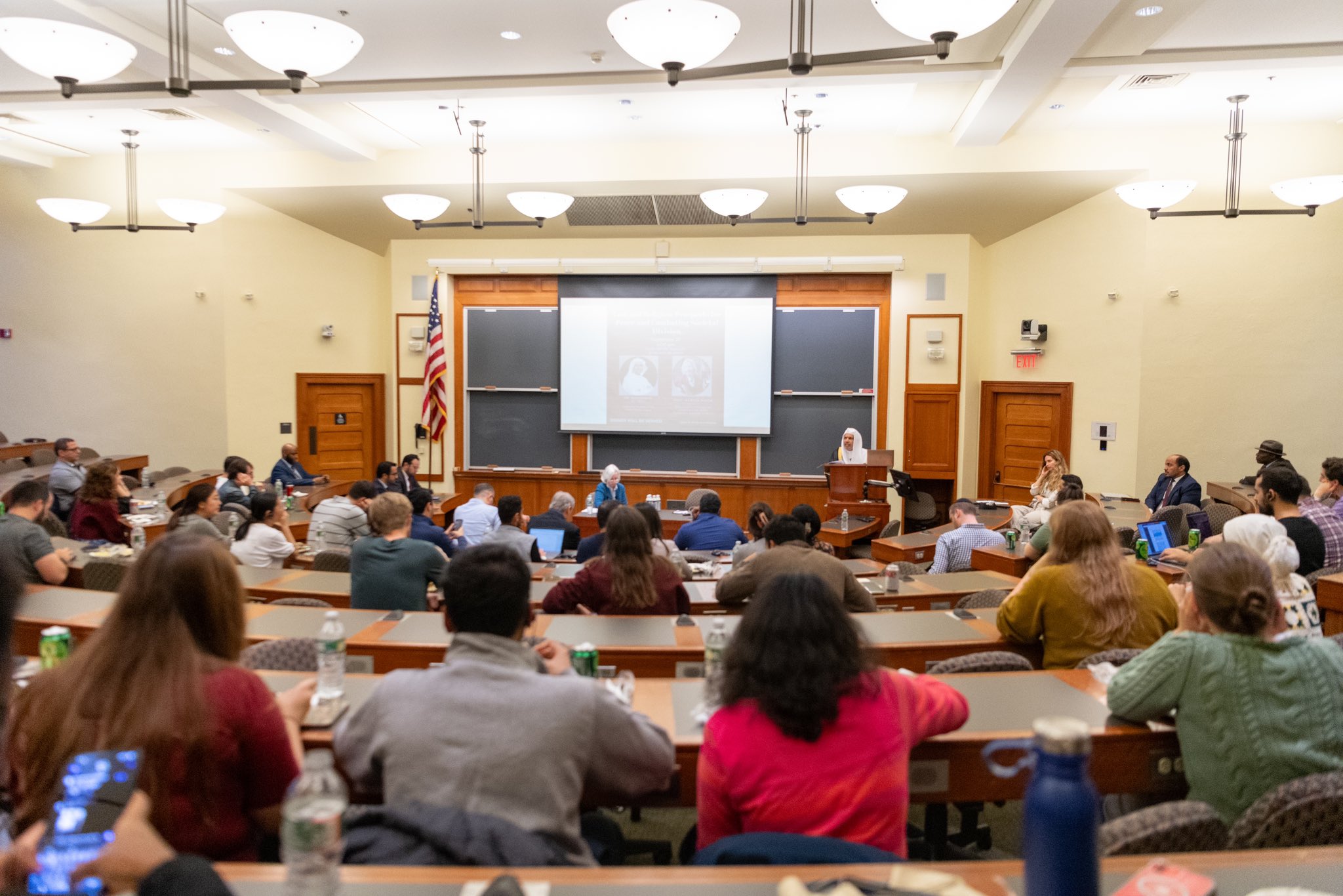 A invitación de la facultad de derecho de la prestigiosa universidad de Harvard, y en presencia de varios miembros del cuerpo docente, tomadores de decisiones políticas y estudiantes: