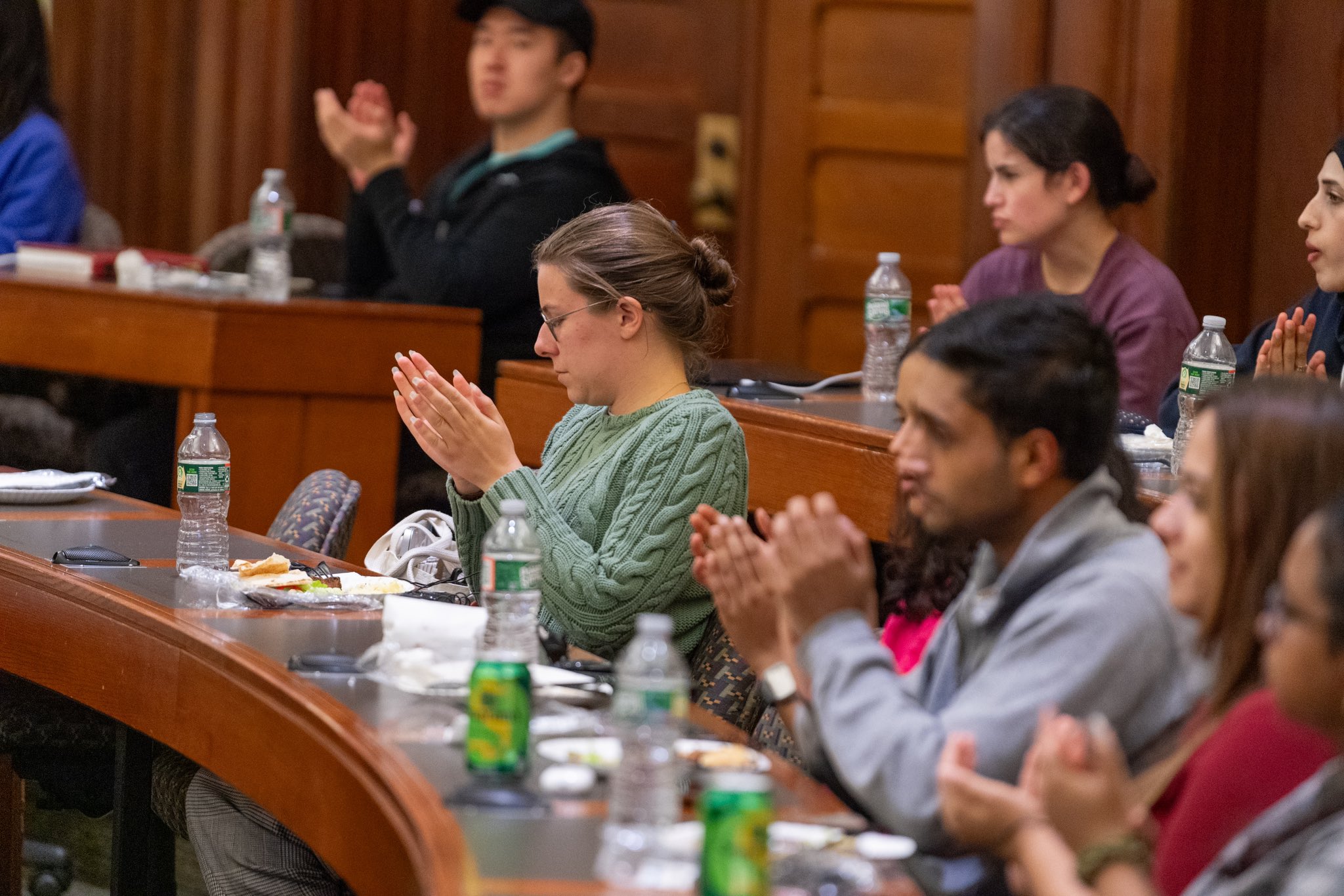 A invitación de la facultad de derecho de la prestigiosa universidad de Harvard, y en presencia de varios miembros del cuerpo docente, tomadores de decisiones políticas y estudiantes: