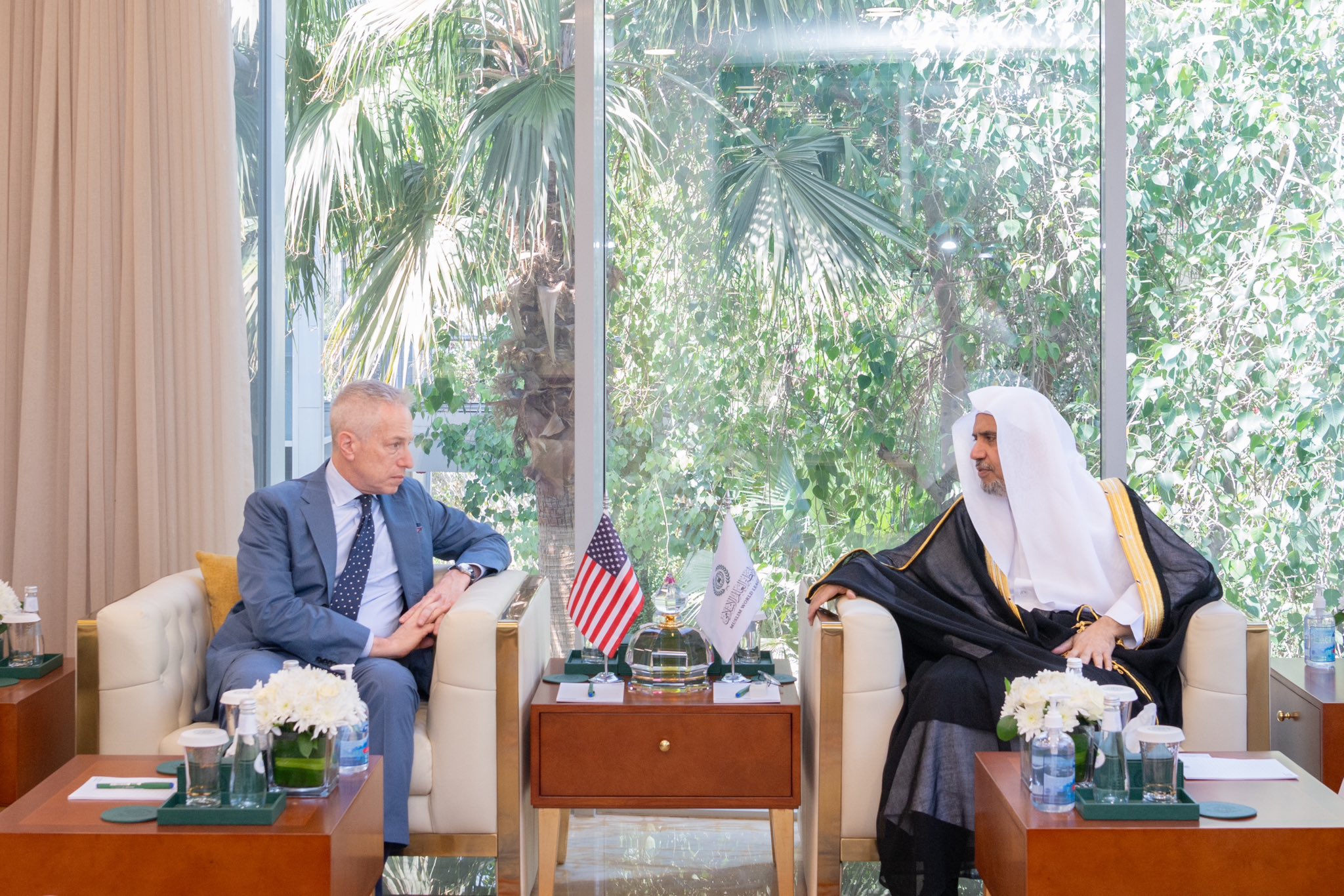 Le Secrétaire général, Président de l’Organisation des savants musulmans, cheikh Mohammed Al-Issaa a reçu aujourd’hui  M. Michael Alan Ratney, Ambassadeur des États-Unis auprès du Royaume d’Arabie Saoudite.