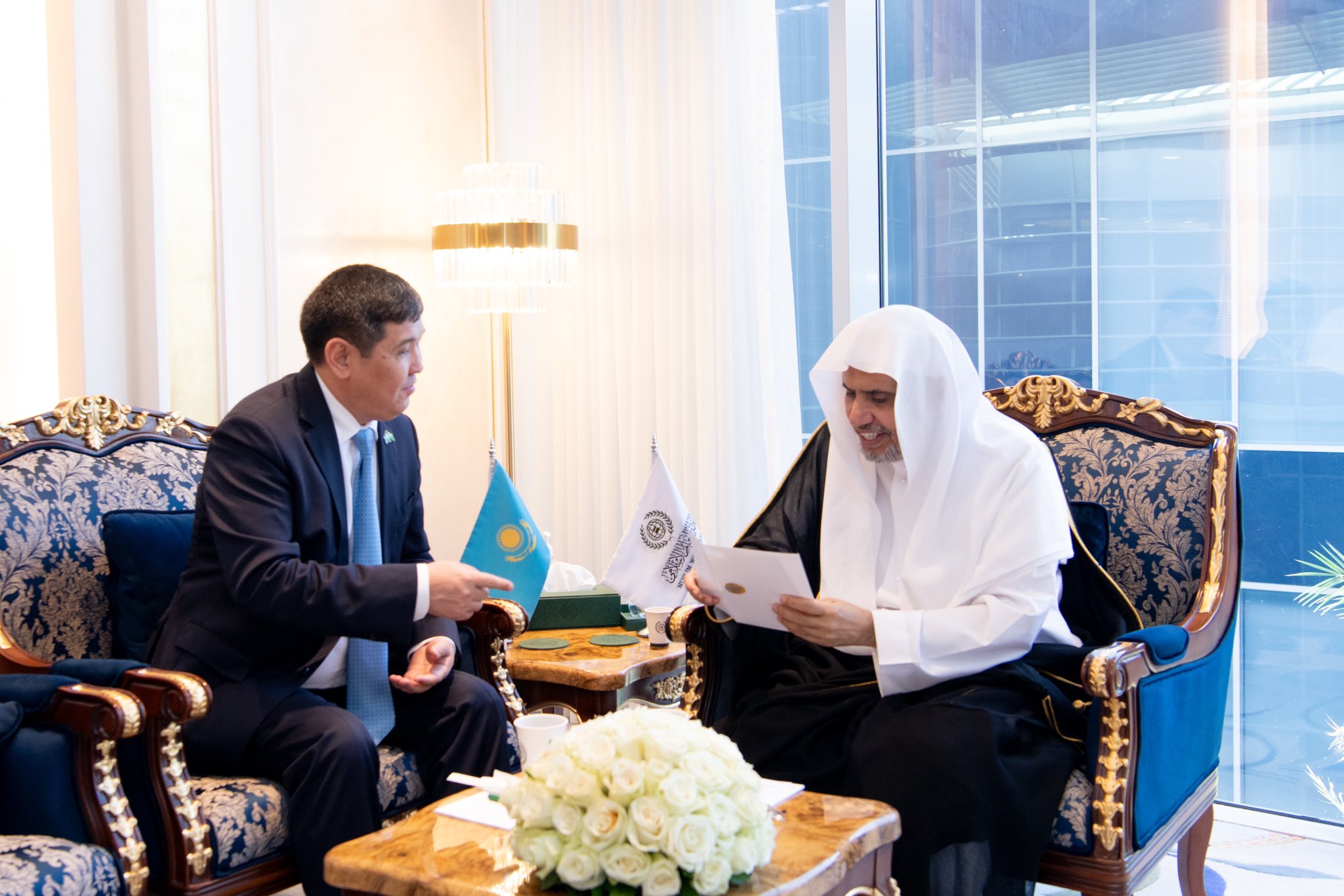 استقبل معالي الأمين العام، رئيس هيئة علماء المسلمين، فضيلة الشيخ د.⁧‫محمد العيسى‬⁩‬⁩ ، في مكتبه بالرياض، سعادة سفير جمهورية كازاخستان لدى المملكة العربية السعودية، السيد ماديار مينيلبيكوف، والوفد المرافق له