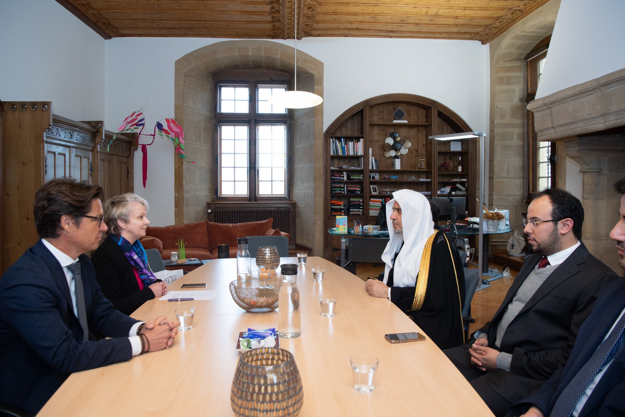 Dans le château historique, la présidente du Conseil d’État suisse, Mme Florence Nater, a reçu à Neuchâtel le Secrétaire général, cheikh Mohammed Al-Issa