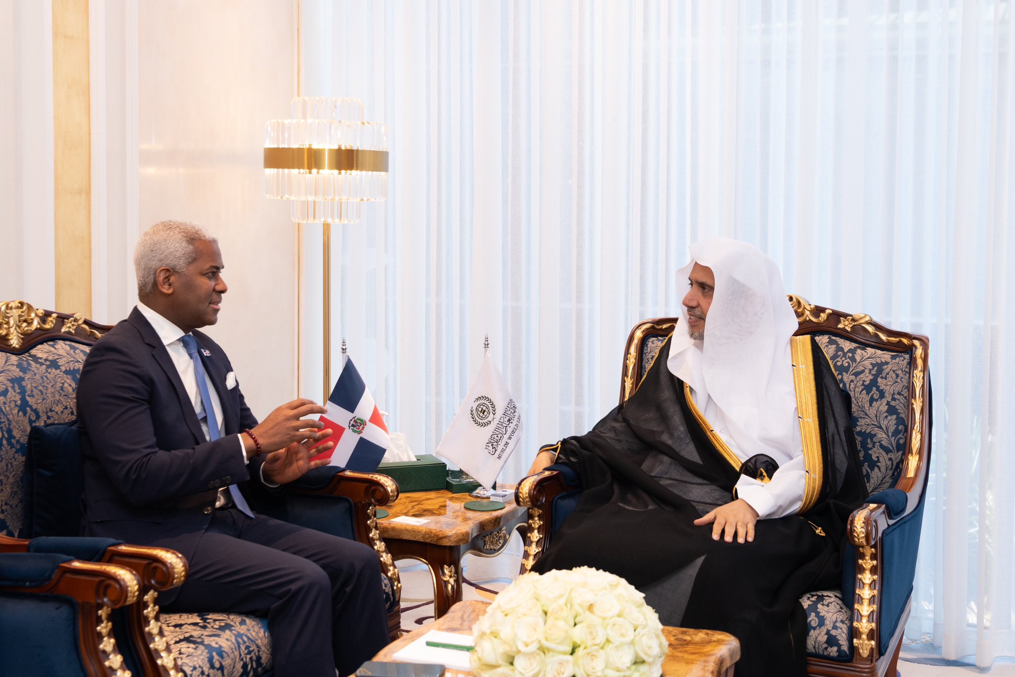 À Riyad le Secrétaire général, et Président de l’Organisation des savants musulmans, cheikh Mohammed Al-Issa a rencontré M. Andy Rodriguez Duran, Ambassadeur de la République dominicaine en Arabie saoudite.