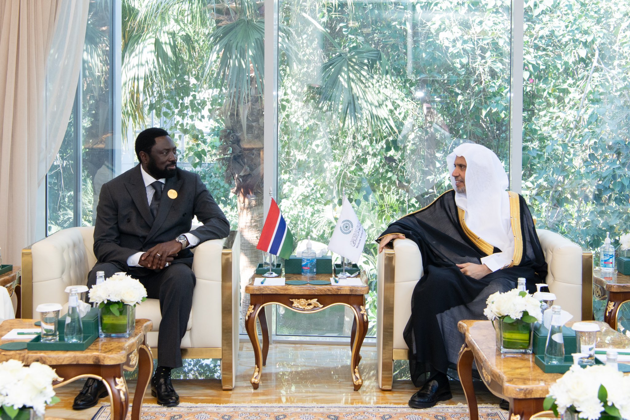 Le Secrétaire Général, Président de l’Organisation des savants musulmans, cheikh Mohammed Al-Issa, a rencontré le Ministre des Affaires Étrangères de la République de Gambie, M.Mamadou Tangara