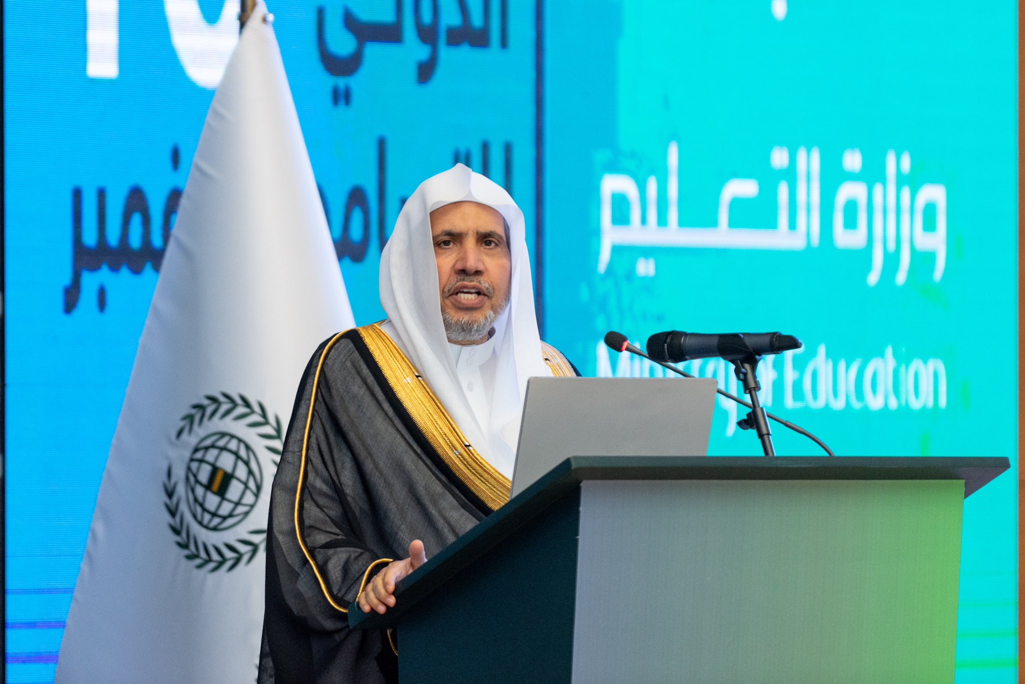 سعودی وزیر تعلیم،عزت مآب یوسف البنیان کی موجودگی میں : مملکت سعودی عرب کی وزارت تعلیم  کی جانب سے سیکرٹری جنرل رابطہ، چیئرمین مسلم علماء کونسل اور صدر رابطہ جامعا ت اسلامیہ  عزت مآب شیخ ڈاکٹر محمد العیسی    بین الاقوامی سمپوزیم کی میزبانی