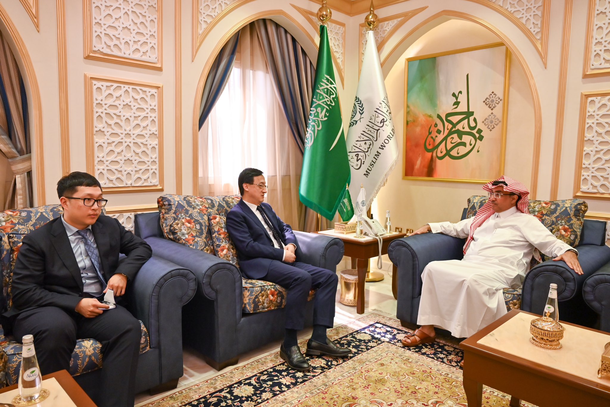 At the MWL's office in Jeddah, His Excellency Dr. Mohammed Al-Majdouie, Assistant to the Secretary-General for International Relations and Communication, welcomed Mr. Wang Qimin, Consul General of the People's Republic of China