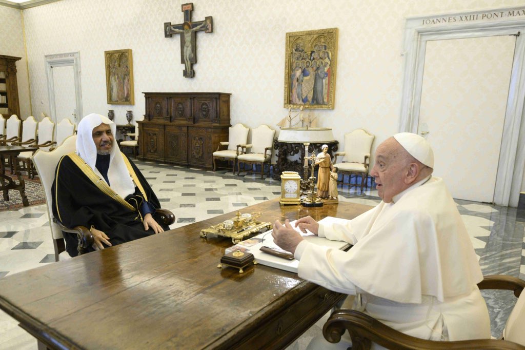 In his Vatican office yesterday morning, Pope Francis, the leader of the Catholic Church, received His Excellency Sheikh Dr. Mohammed Al- issa