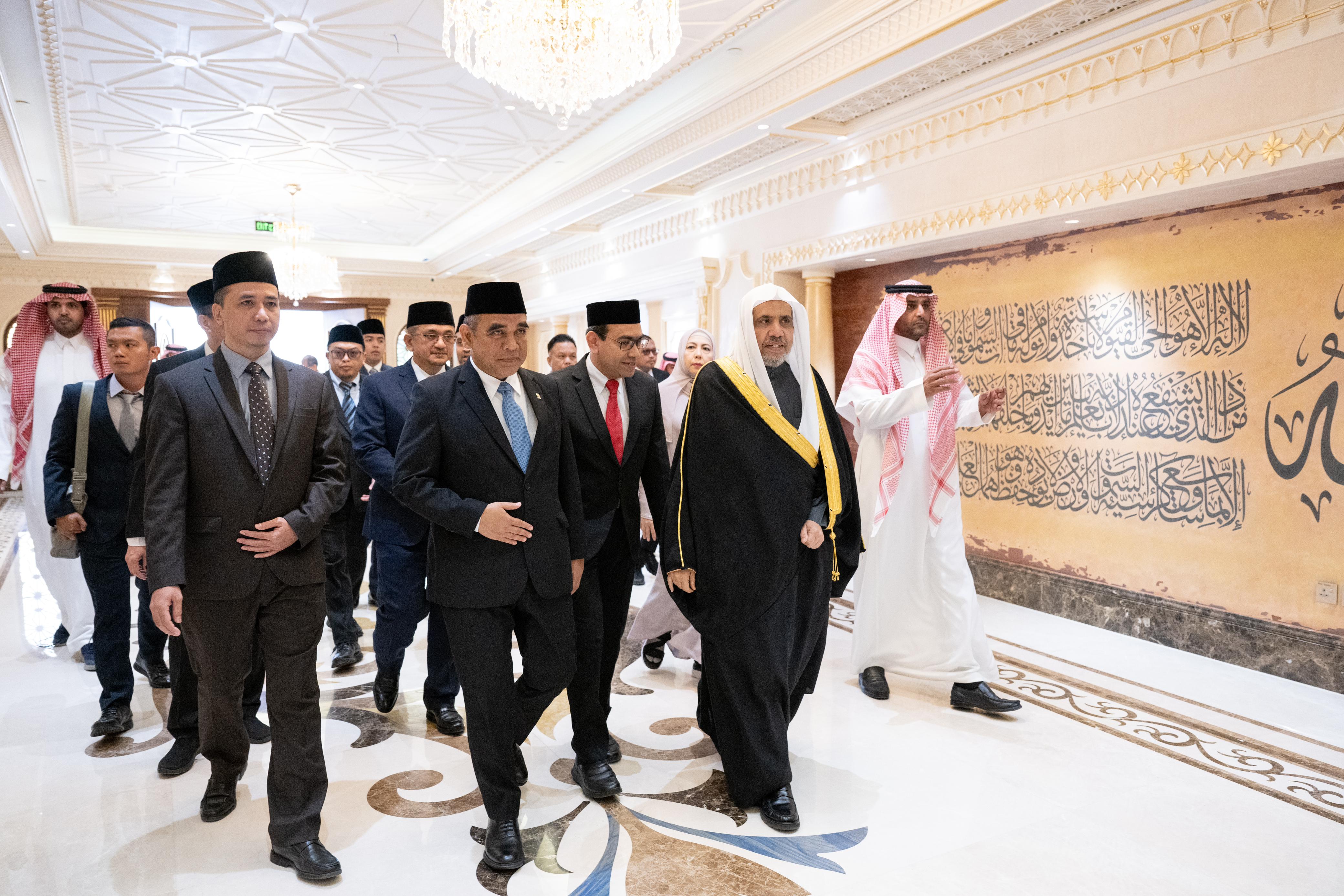Él transmitió al Sheij Alissa los saludos del Presidente Subianto y le entregó una invitación oficial para visitar Indonesia: