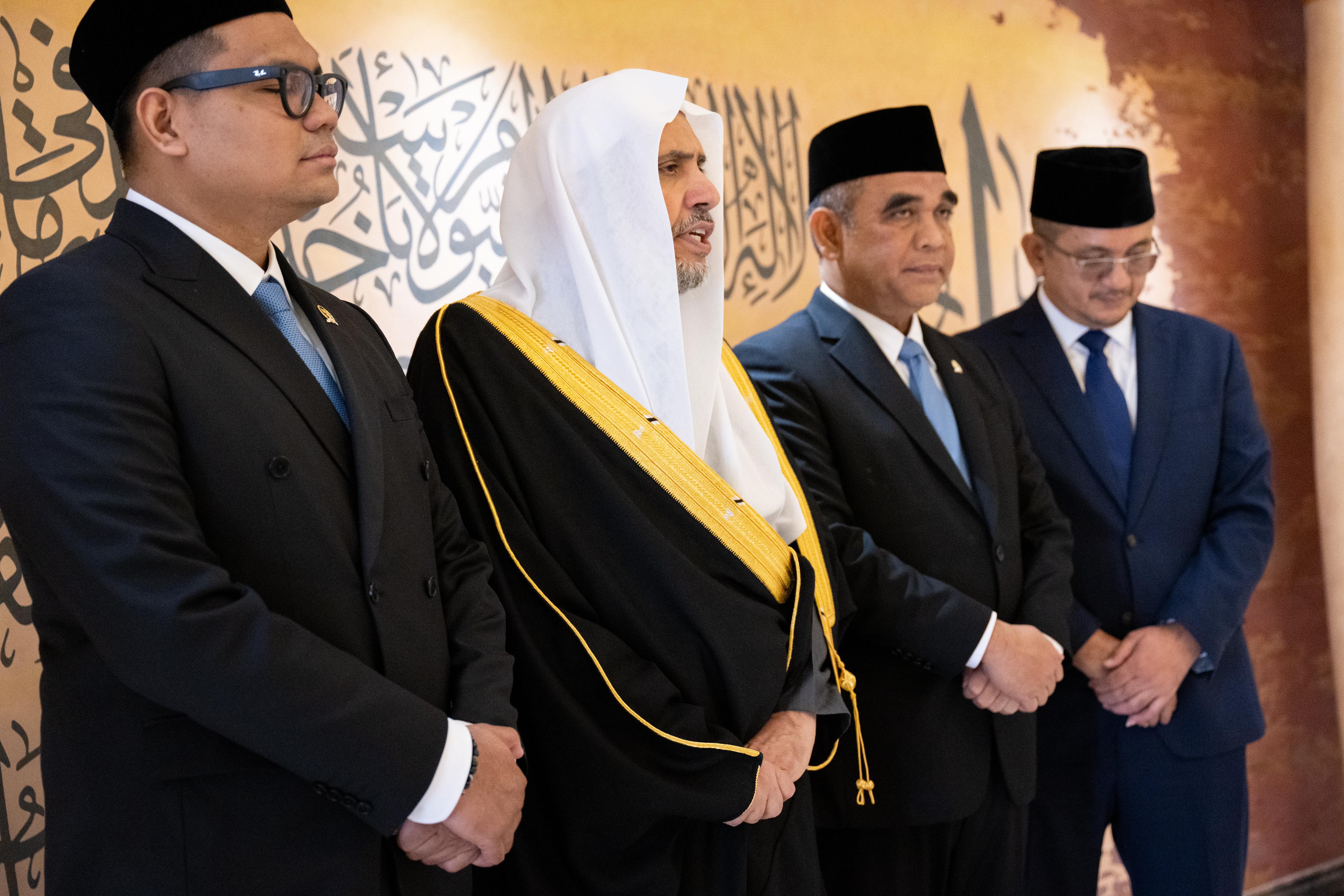Él transmitió al Sheij Alissa los saludos del Presidente Subianto y le entregó una invitación oficial para visitar Indonesia: