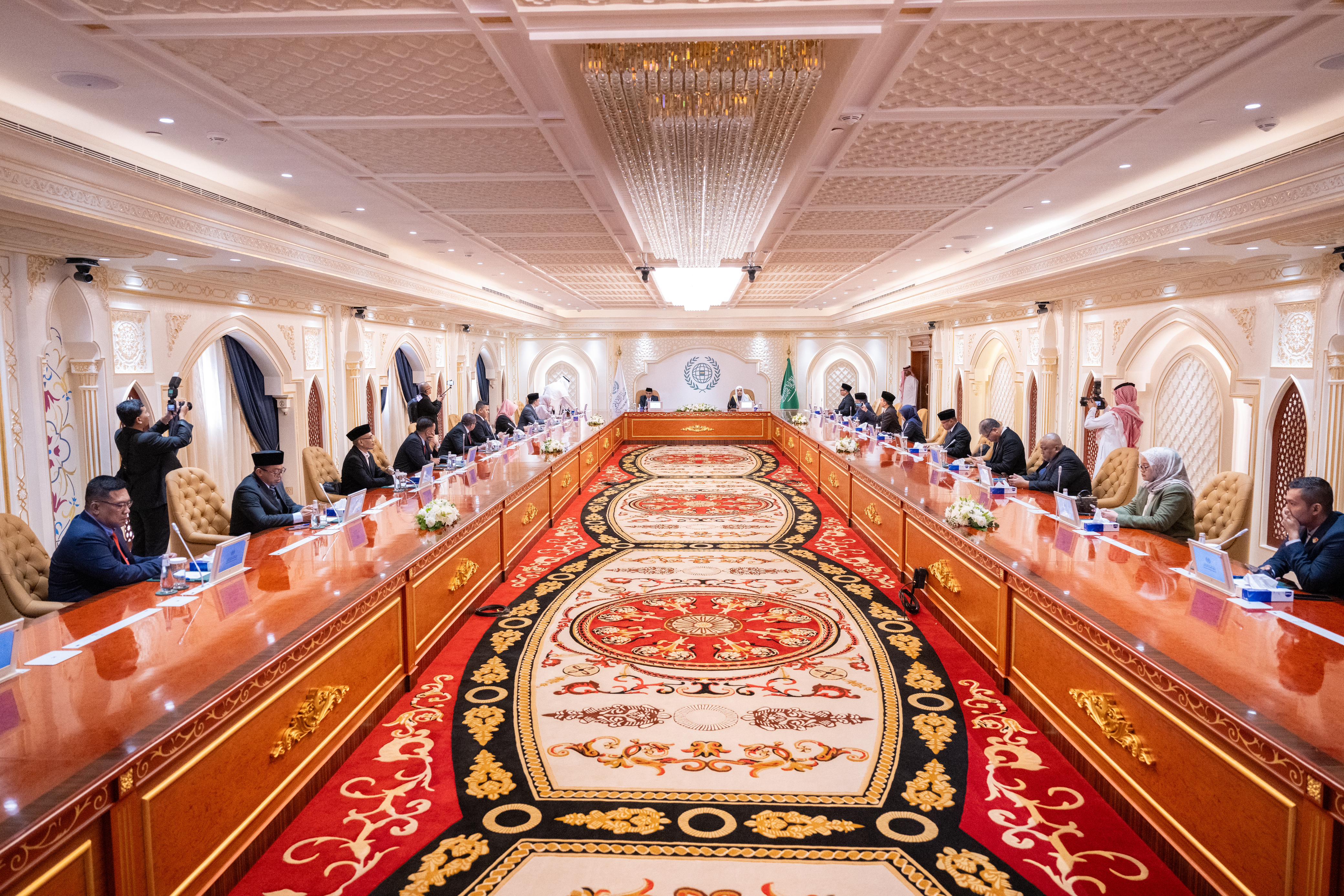 Él transmitió al Sheij Alissa los saludos del Presidente Subianto y le entregó una invitación oficial para visitar Indonesia: