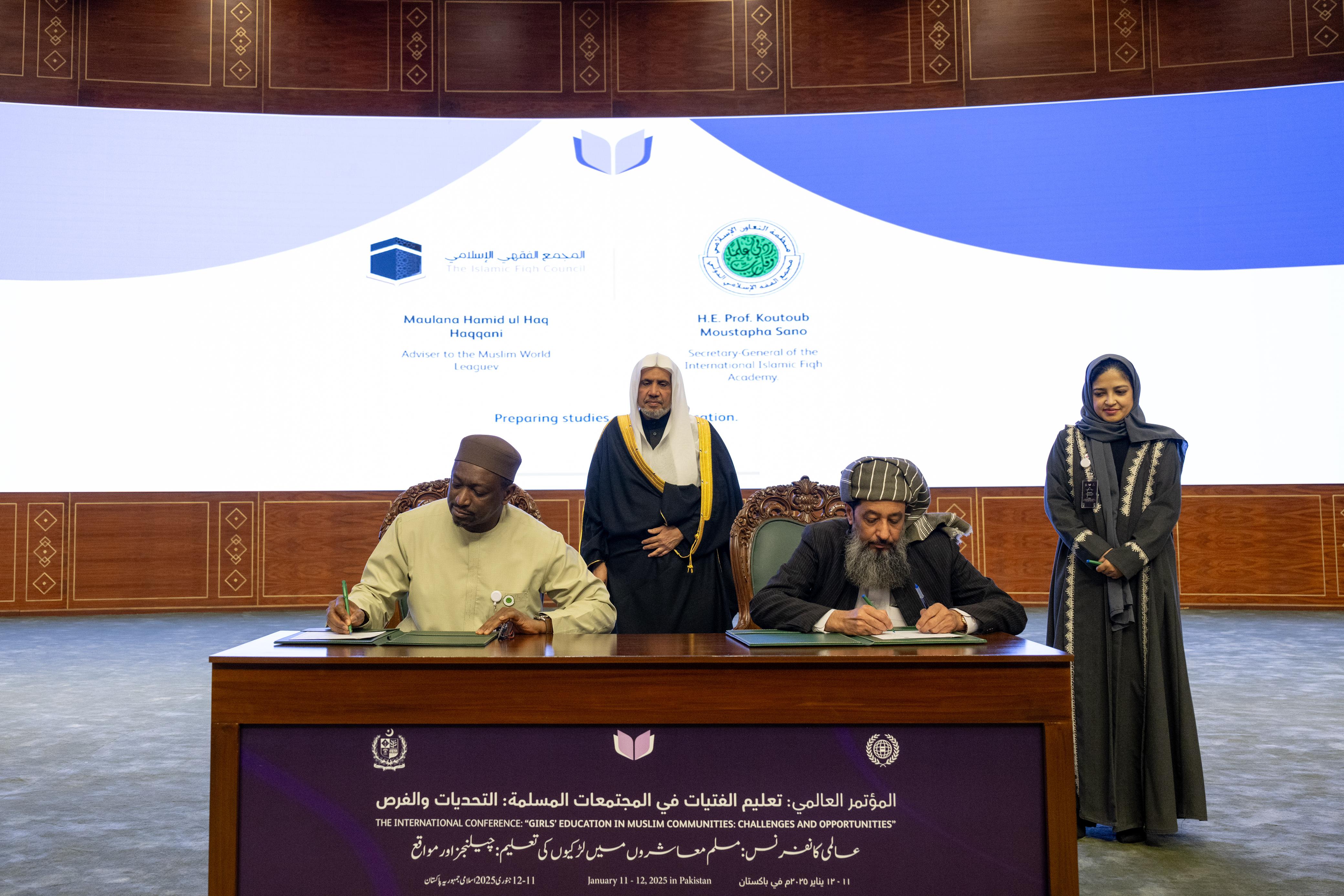 بتضامن تاريخي بين "كبار العلماء" و"المجامع الفقهية"و"المجالس والهيئات الإسلامية" و"منظمات الأمم المتحدة" و"قادة منظمات ومؤسسات دولية وبحثية وأكاديمية حكومية وأهلية"
