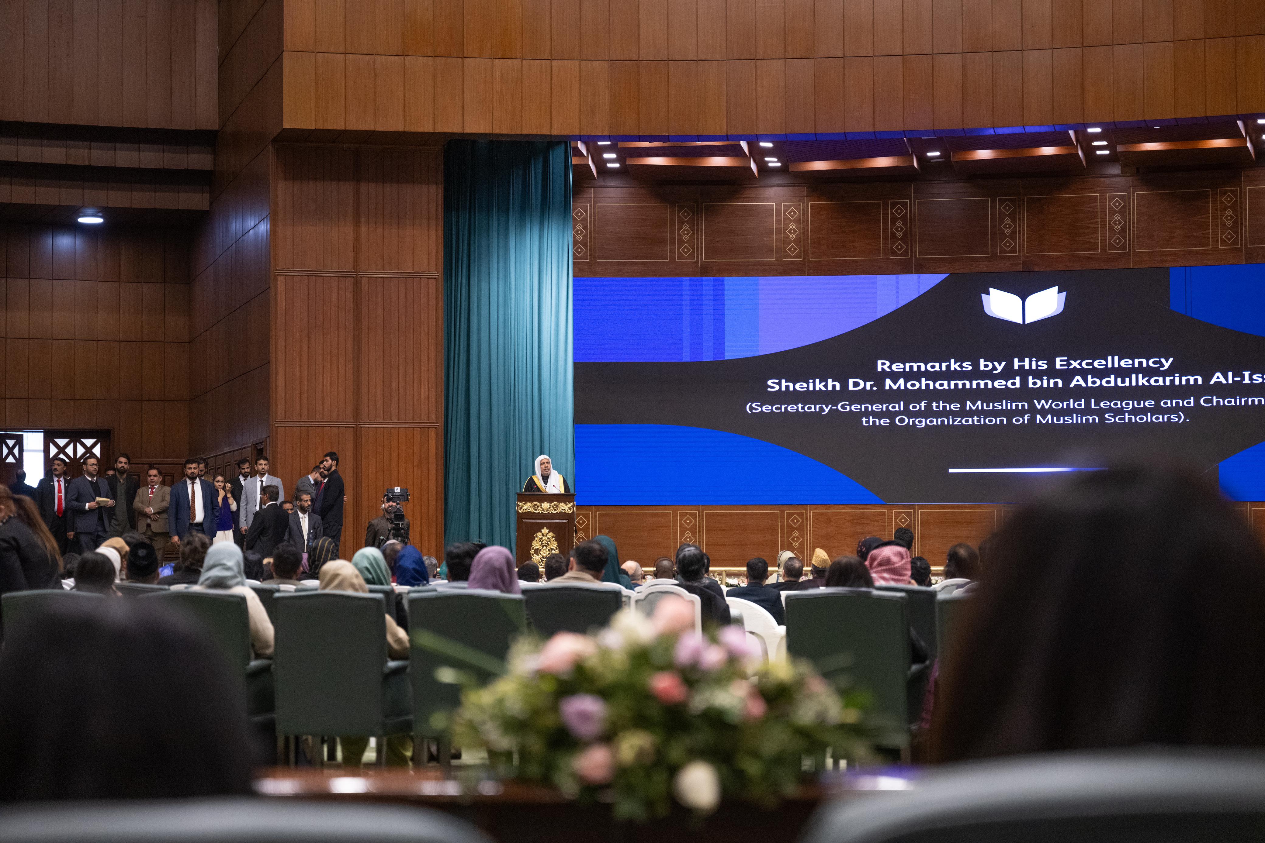بتضامن تاريخي بين "كبار العلماء" و"المجامع الفقهية"و"المجالس والهيئات الإسلامية" و"منظمات الأمم المتحدة" و"قادة منظمات ومؤسسات دولية وبحثية وأكاديمية حكومية وأهلية"