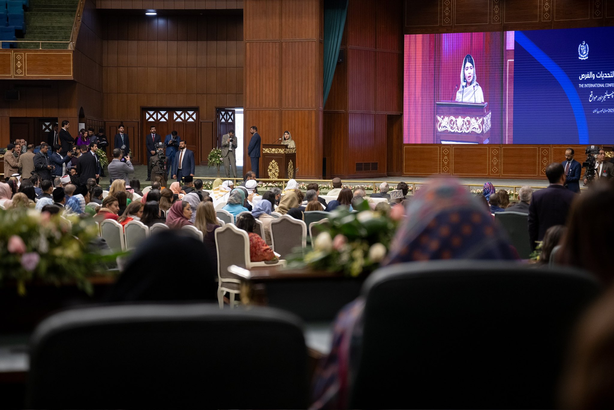 ‏بحضور معالي الأمين العام، الشيخ د. ⁧‫محمد العيسى‬⁩‬⁩..  ‏الناشطة العالمية في تعليم الفتيات، السيدة ملالا يوسفزي، تقدم الرسالة الرئيسية لمبادرة رابطة العالم الإسلامي: ⁧‫مبادرة تعليم الفتيات ‬⁩ في المجتمعات المسلمة من العاصمة الباكستانية "إسلام آباد"