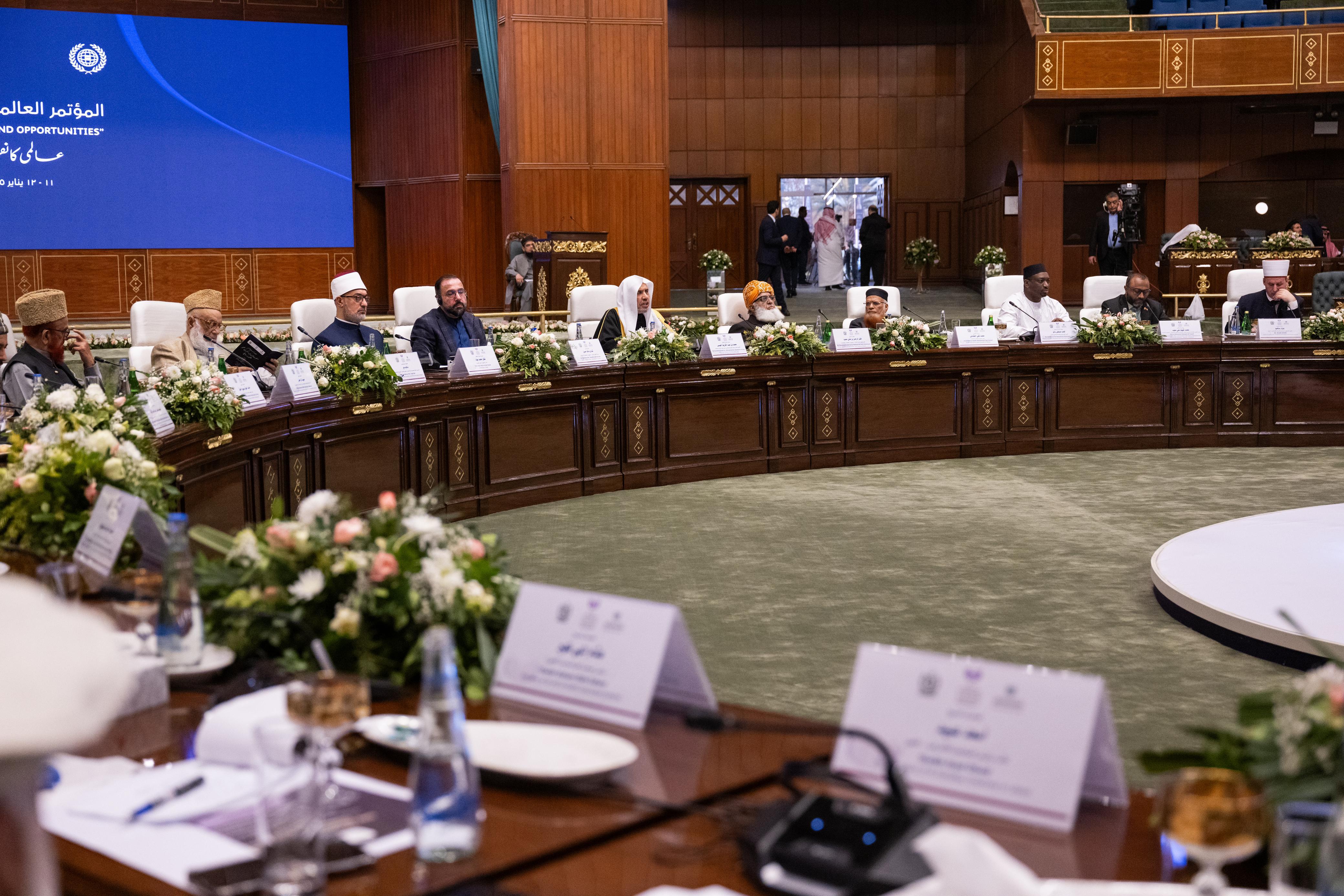 بحضور مُمثِّلي المجامع الفقهية والهيئات والمجالس واللجان الشرعية وجمعٍ مباركٍ من مفتي وكبار علماء العالم الإسلامي من مختلف المذاهب والمدارس