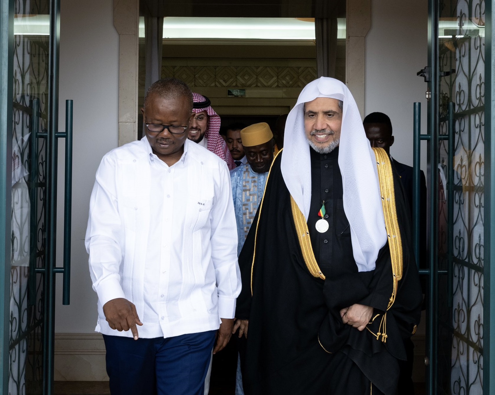 فخامةُ رئيس جمهورية "غينيا بيساو"، السيد عمر سيسوكو إمبالو، يقلّدُ معاليَ الأمين العام رئيس هيئة علماء المسلمين، الشيخ د.⁧‫محمد العيسى‬⁩‬⁩ وسامَ الشرف الأعلى؛ تقديراً لدبلوماسيته الدينية المعززة للسلام الحضاري والتعاون الدولي