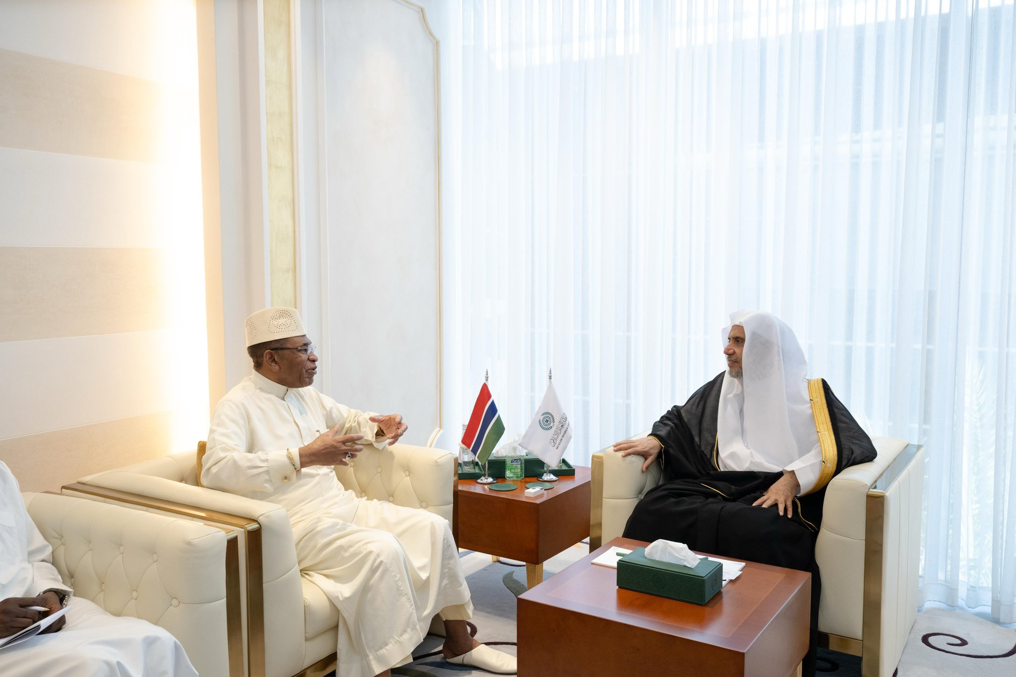 التقى معالي الأمين العام، رئيس هيئة علماء المسلمين، فضيلة الشيخ د.⁧‫محمد العيسى‬⁩ ‬⁩، بمكتبه ظهر اليوم، سعادة سفير جمهورية غامبيا لدى المملكة العربية السعودية، السيد عمر جبريل سالا