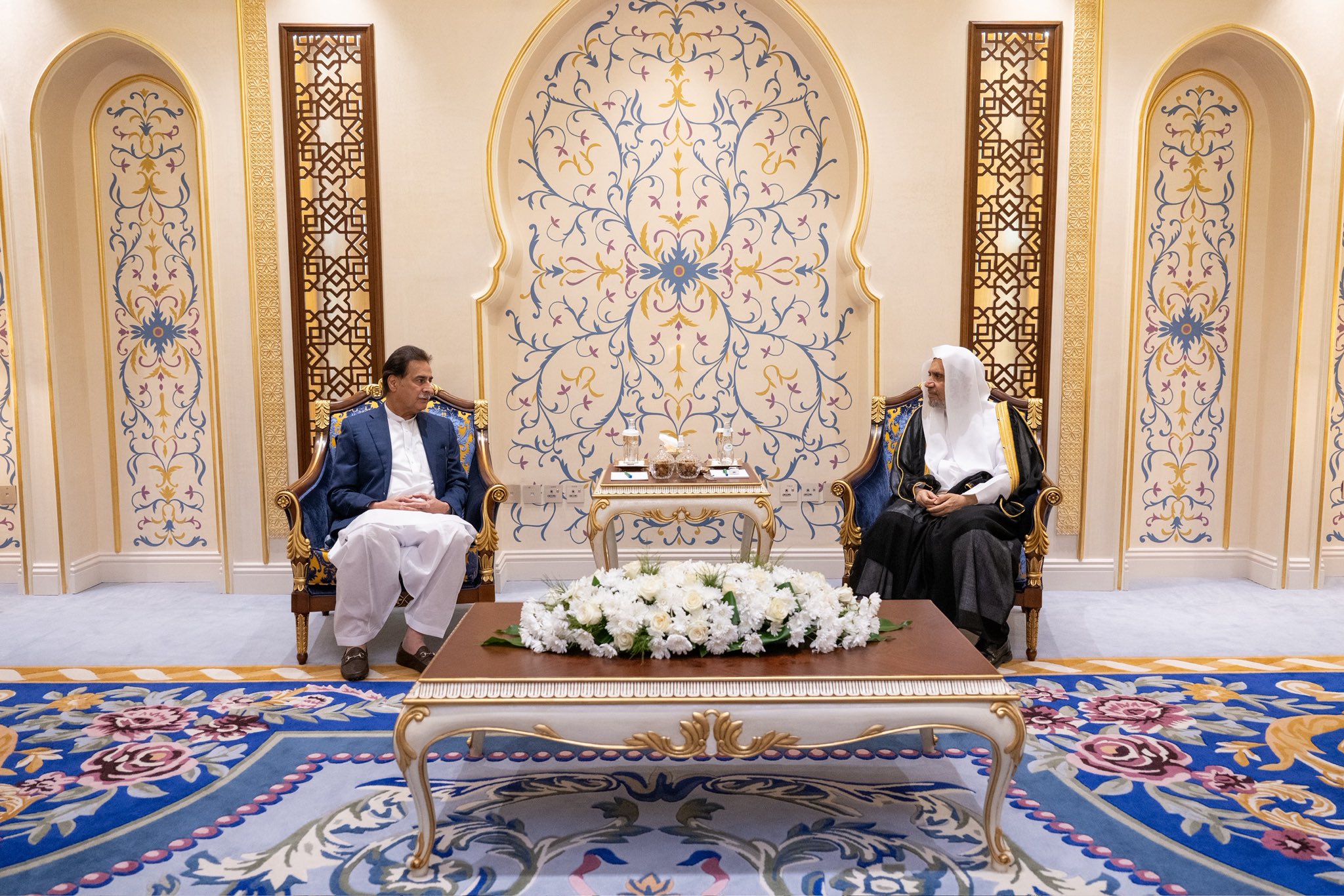 ‏مساءَ اليوم في مكتبه بمكة المكرمة:  ‏التقى معالي الأمين العام، رئيس هيئة علماء المسلمين، فضيلة الشيخ د.⁧‫محمد العيسى‬⁩‬⁩، معاليَ رئيس البرلمان الباكستاني، السيد سردار أياز صادق. ‏وجرى خلالَ اللقاء مناقشةُ عددٍ من الموضوعات ذات الاهتمام المُشترَك، حيث أشاد الضيفُ بالجهود الإسلامية والدولية للرابطة، ومن ذلك: جهودها في تعزيز الوحدة الإسلامية، وخدمة الأقليّات المسلمة، ومواجهة ظاهرة الإسلاموفوبيا، والتصدّي لقضية تعليم الفتيات في المجتمعات المسلمة، وتمثيل العالم الإسلاميّ خيرَ تمثيلٍ في المحافل الدولية.