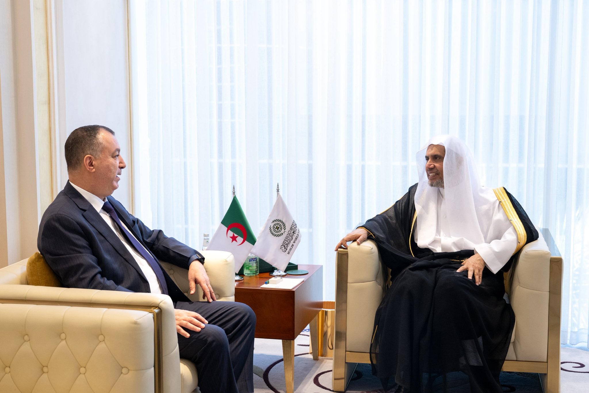 Le Secrétaire général, Président de l’Organisation des savants musulmans, cheikh Mohammed Al-Issa , a reçu aujourd’hui à Riyad l’Ambassadeur de la République algérienne démocratique et populaire auprès du Royaume d’Arabie saoudite, M. Chérif Walid.