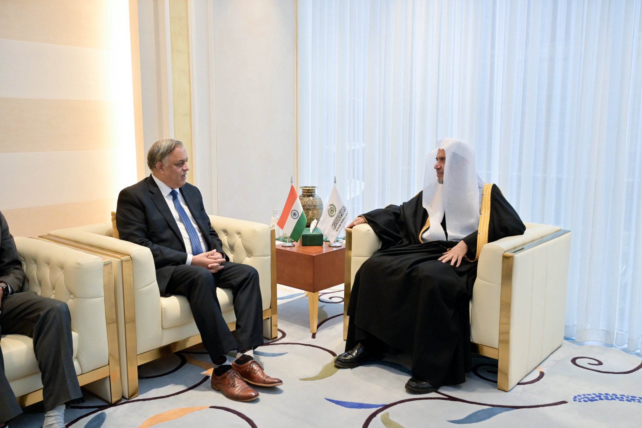 جناب آقای دبیرکل، رئیس انجمن علمای مسلمان، اقاي دكتر شيخ محمد العیسی ، در دفتر کار خود، جناب آقای سهیل اعجاز خان، سفیر جمهوری هند در مملكت عربستان سعودی را به حضور پذیرفتند