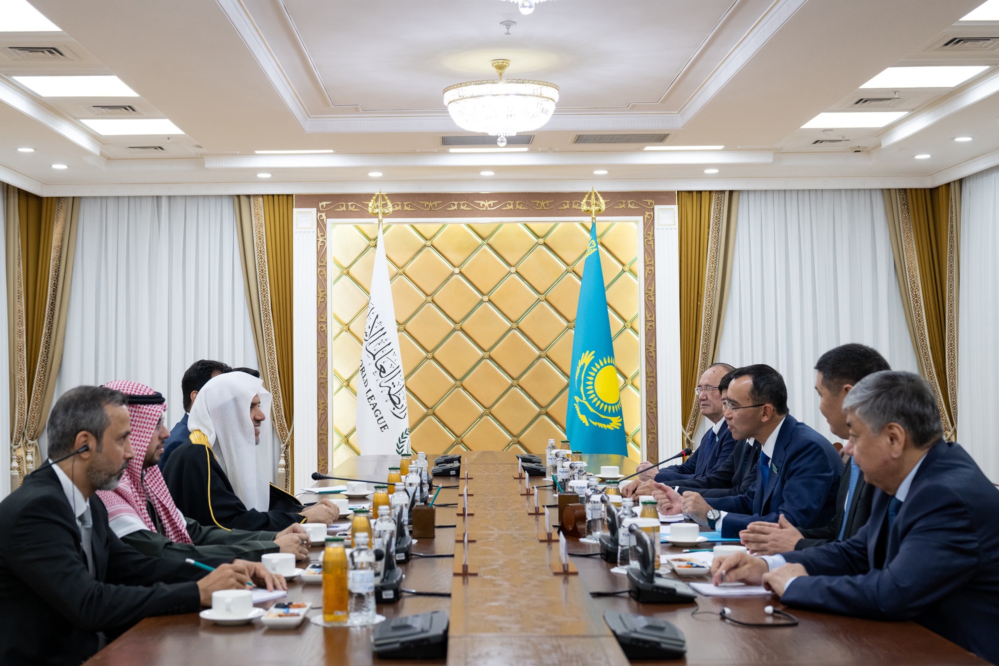 استضاف برلمان كازاخستان، في مقرّه بالعاصمة "أستانا"، معاليَ الأمين العام، رئيس هيئة علماء المسلمين، فضيلة الشيخ د. محمد العيسى