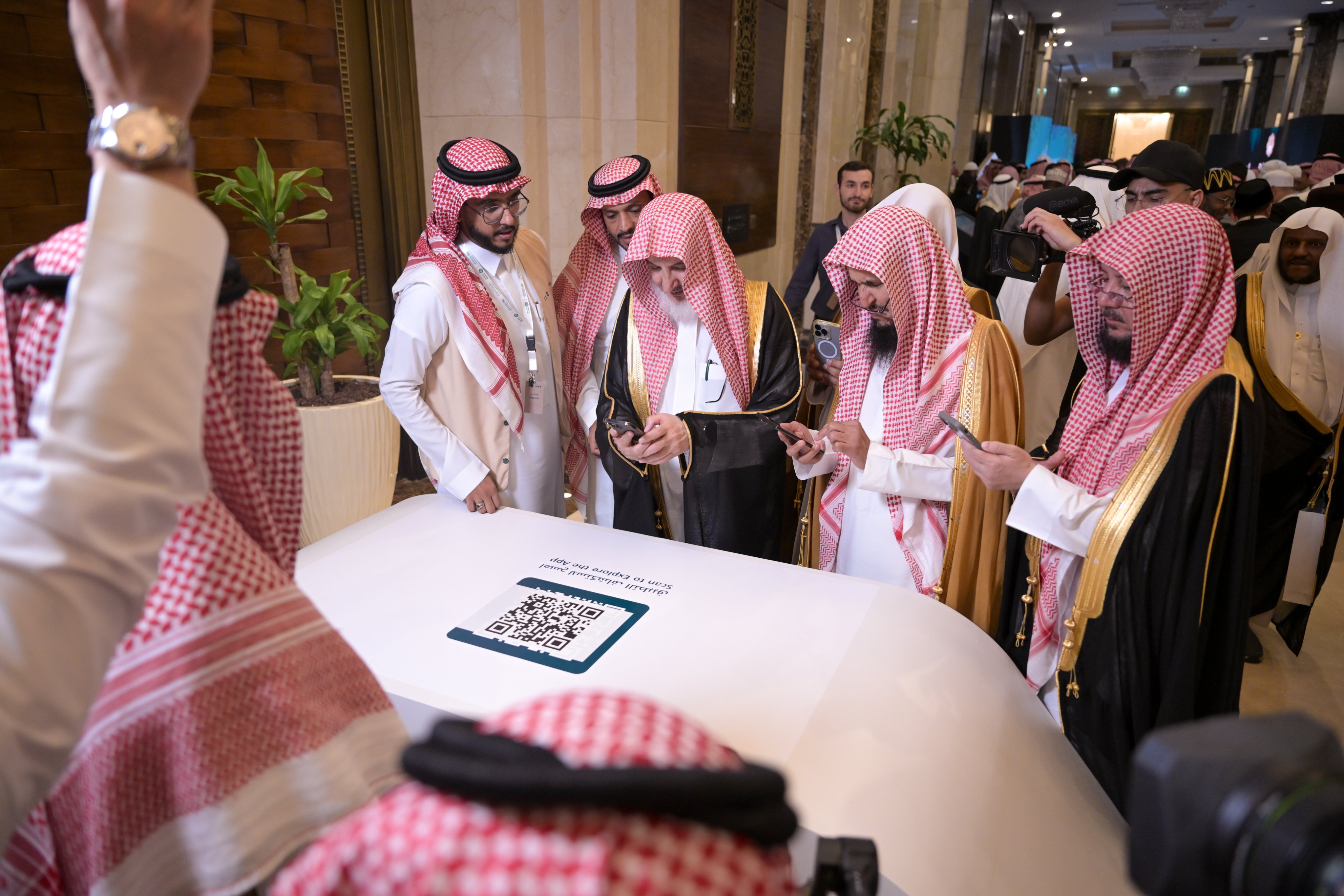 اللحظاتُ الأولى لتدشين تطبيق "مِنهاج"، ثم "تحميلِه" على الهواتف من قِبَل عددٍ من أصحابِ السَّماحةِ والفضيلة والمعالي، من كبارِ علماءِ العالم الإسلامي ودول الأقليّات وعدد من كبار الشخصيات الإسلامية