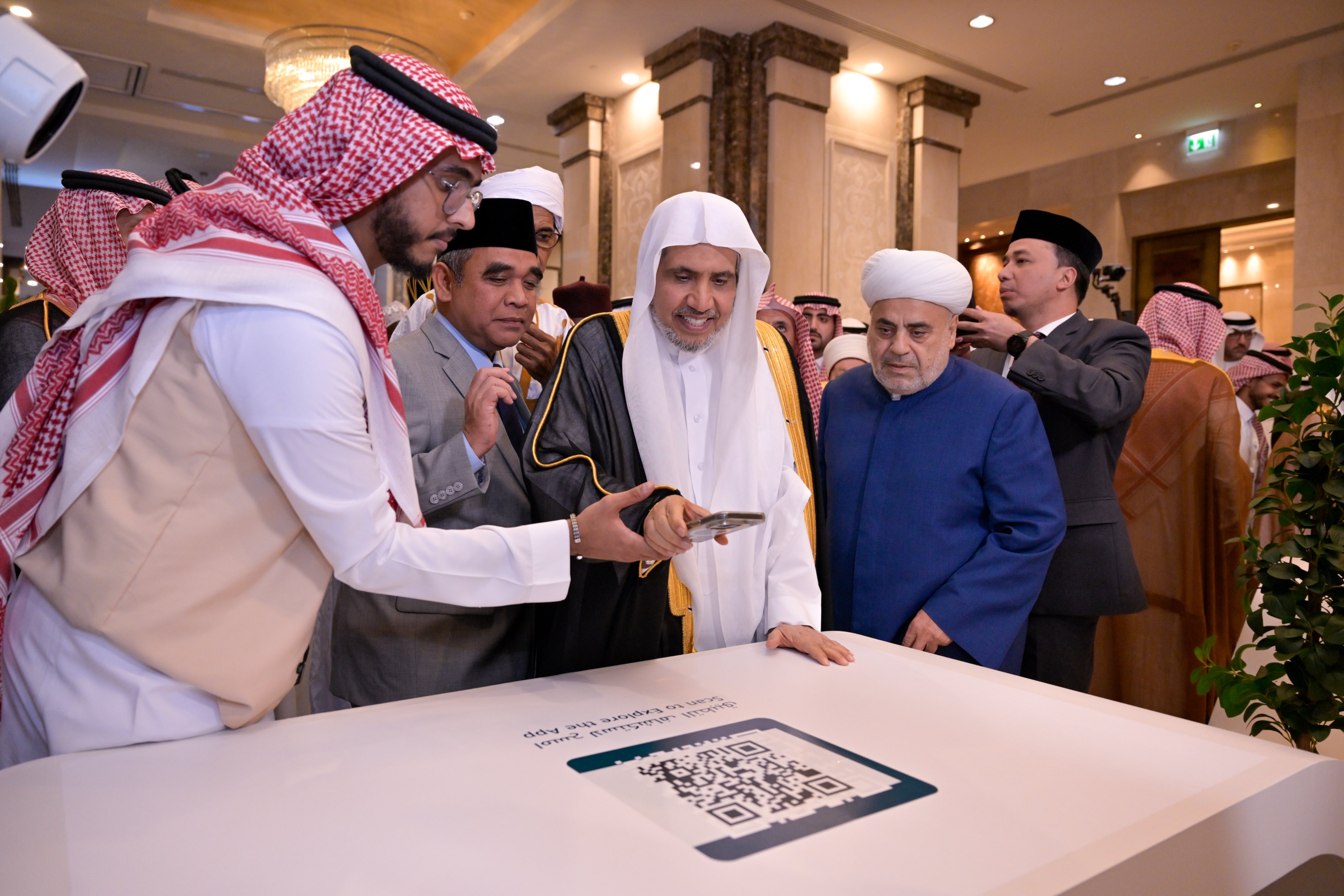 ‪Here are the first moments of the launch of the “Minhaj” app, followed by its installation on the devices of the esteemed scholars and dignitaries, including leading figures from the Muslim world, Muslim minority communities, and other prominent Islamic 