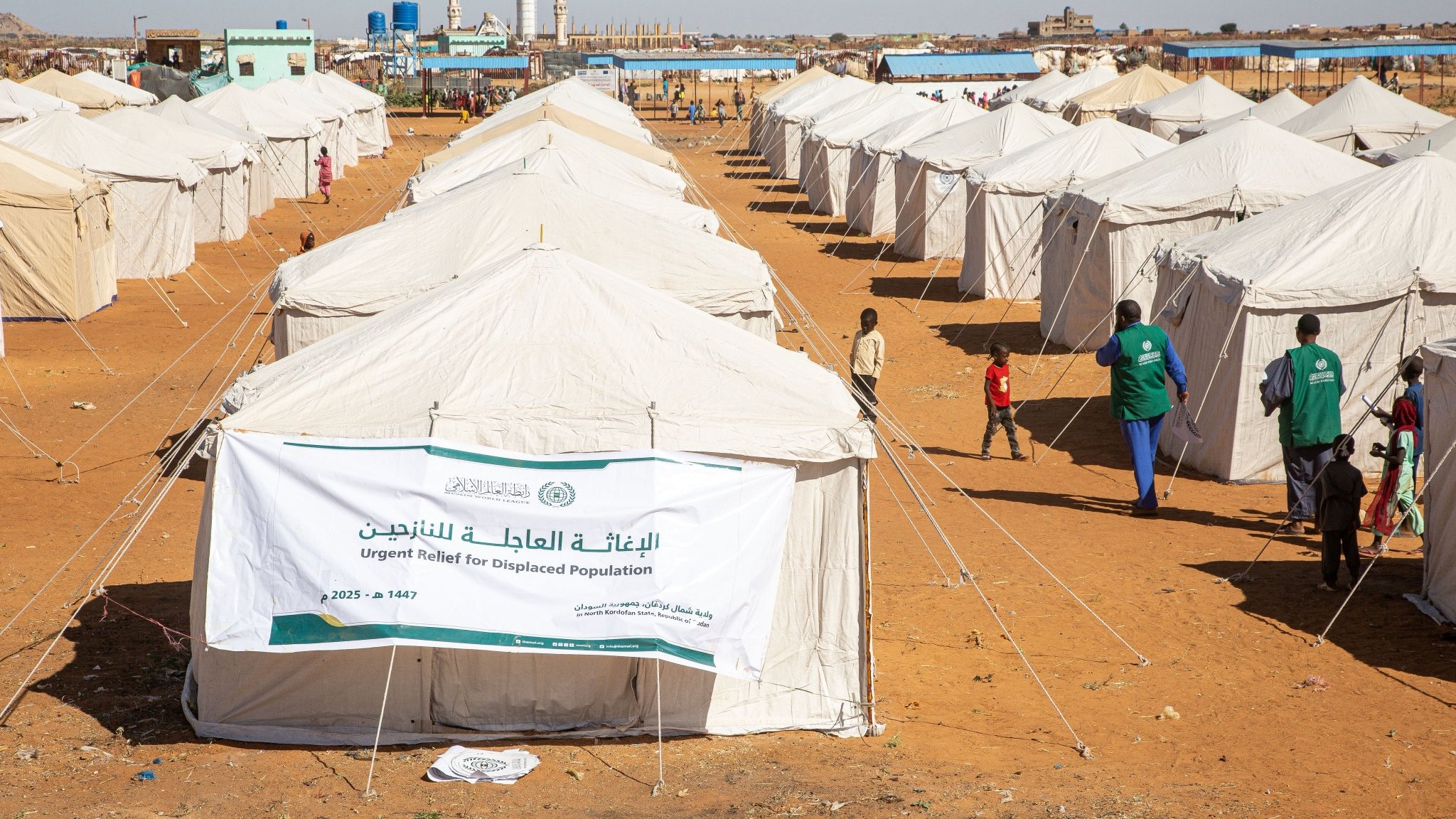 تواصل رابطة العالم الإسلامي، توزيعَ المساعدات بولاية شمال كردفان بجمهورية السودان، للنازحين الفارين من ويلات الحرب بمدينة الأبيض