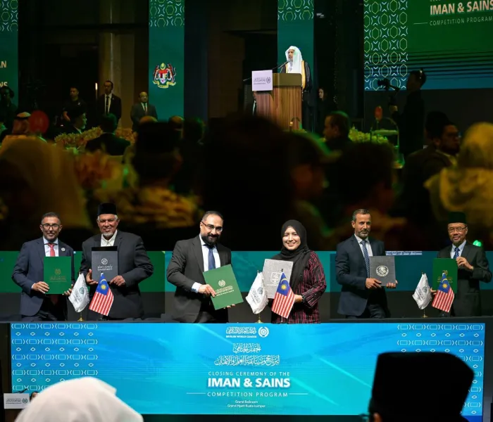 Este mediodía, en la capital malasia, en presencia de ulemas de todo el mundo, de personalidades ministeriales y de rectores de universidades