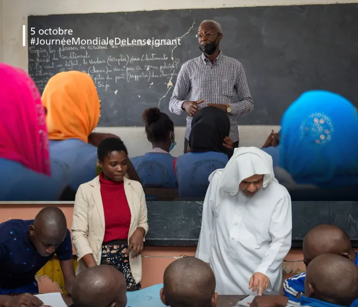 La Ligue islamique mondiale soutient l’enseignant dans sa mission : inculquer les valeurs, éveiller les consciences et transmettre le savoir. Elle est convaincue que son autonomisation est un investissement dans l’avenir des générations.