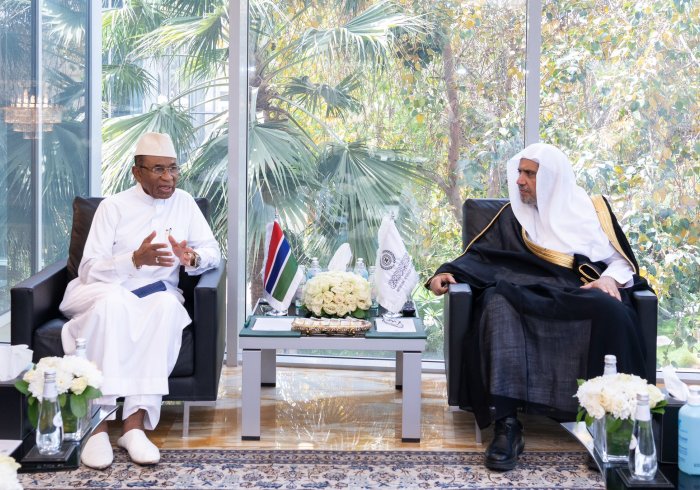  Mohammad Alissa a reçu Omar Gibril, ambassadeur de la République de Gambie en Arabie Saoudite afin de traiter de plusieurs sujets, dont la demande de la Gambie d'ouvrir un bureau de la #LIM dans la capitale, Banjul