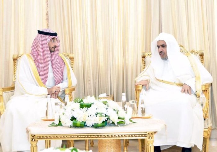 ‏سمو نائب أمير منطقة مكة المكرمة الأمير عبدالله بن بندر معايداً معالي الأمين العام للرابطة عضو هيئة كبار العلماء د.محمد العيسى في منزله بمكة
