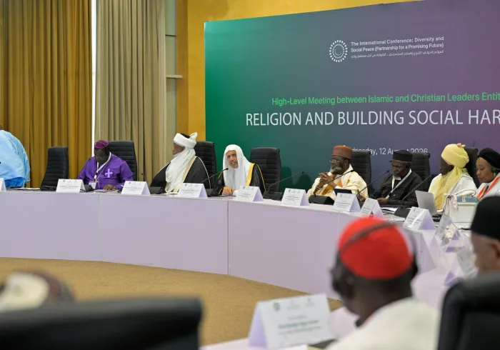 El Secretario General, el Sheij Dr. Mohammed Al-Issa , asiste a la primera mesa redonda dedicada al tema: «La religión y la construcción de la armonía social», que reúne a líderes musulmanes y cristianos de Nigeria