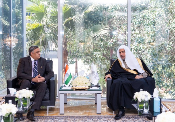 التقى معالي الأمين العام، رئيس هيئة علماء المسلمين، فضيلة الشيخ د. محمد العيسى‬⁩ في مكتبه بالرياض، سعادة سفير جمهورية الهند لدى المملكة العربية السعودية، السيد سهيل إعجاز خان، يرافقه وفدٌ من السفارة الهندية