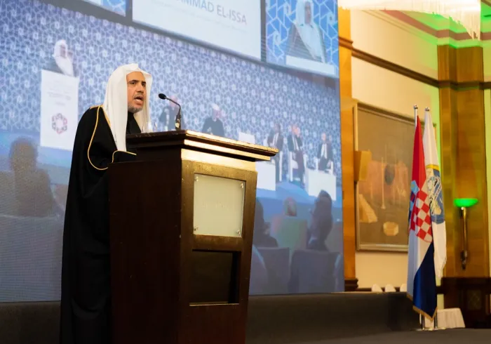 En présence de la Présidente de  Croatie Mme Kitarović  Mohammad Alissa durant le discours d’ouverture du congrès « La fraternité humaine pour promouvoir la sécurité et la paix : notre éthique commune doit nous pousser à nous entraider ».