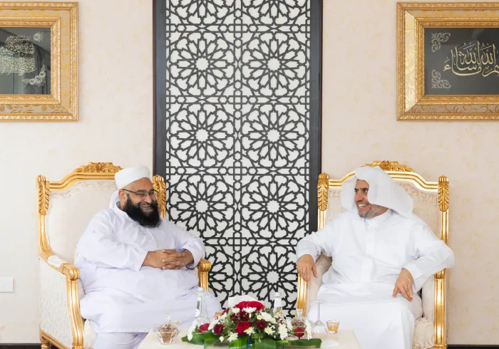 منى ميں رابطہ عالم اسلامی کے کیمپ میں، عزت مآب شیخ ڈاکٹر محمد العیسی نے مسلم علماء کونسل پاکستان کے چیئرمین شیخ حافظ طاہر اشرفی کا استقبال کیا