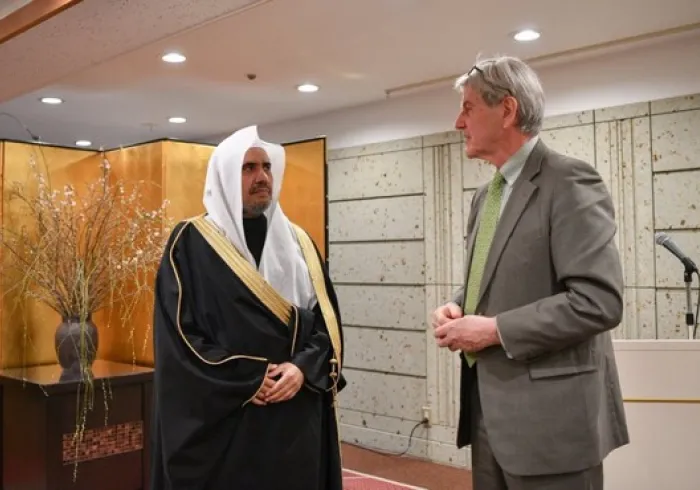 ‏معالي الأمين العام د. محمد العيسى ملتقياً في ‫اليابان‬ رئيس مركز أبحاث السلام‬ ووثائق قنبلة هيروشيما البالغة أكثر من 10,000 وثيقة، تُستخدم لعدة أغراض، من بينها ‫الطبية‬ و الاجتماعية‬ ، كما يستمع معاليه لعرض مفصل من أحد مصابي القنبلة، فيما قدّر معاليه للجميع حفاوتهم، وثمّن جهودهم.