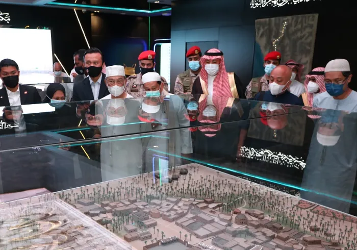 رئيس الوزراء الماليزي يزور المتحف الدولي للسيرة النبوية بالمدينة المنورة