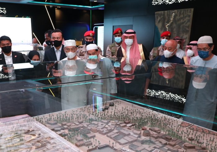 Le Premier ministre malaisien Muhyidinn Yassin visite à Médine le musée sur la vie du Prophète (paix sur lui) et remercie le Serviteur des Deux Saintes Mosquées d’avoir permis ce projet qui promeut la tradition prophétique. Vivre Tradition Prophétique Après la visite du musée le Premier ministre malaisien a loué les efforts de la Ligue Islamique Mondiale pour avoir contribué à ce grand projet musulman.