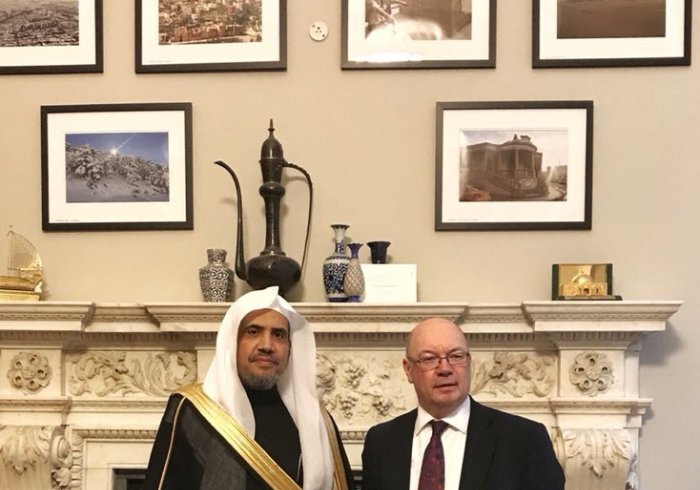 Le  SG a rencontré à Londres le Secrétaire d'Etat anglais M. Alistair Burt et le Lord Wolf Président du Comité des religions et des croyances dans la vie publique; il a présidé ensuite le Conseil d'admnistration du Centre islamique d'Edimbourg.