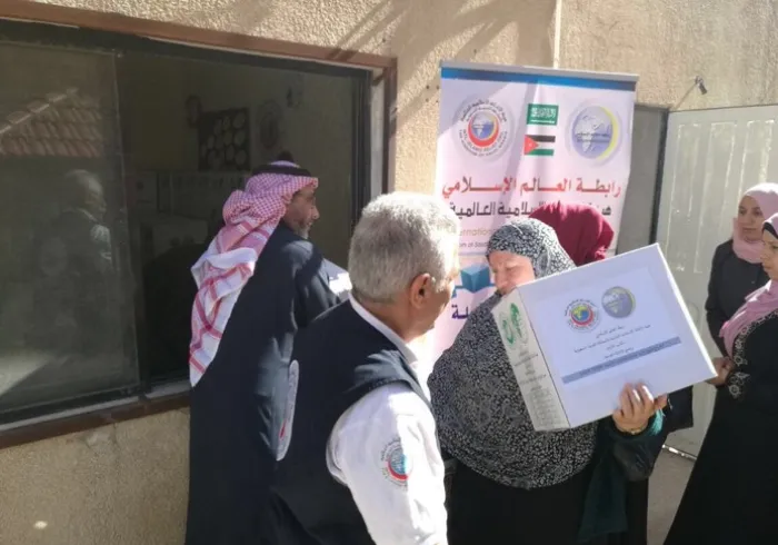 جانب من توزيع موظفي الرابطة للمساعدات على اللاجئين السوريين