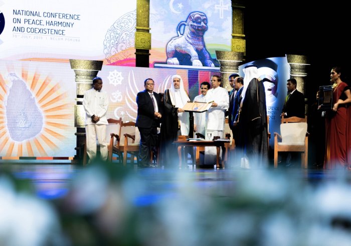 À la fin du Sommet Harmonie Religions le Président sri lankais remet au D.Mohammad Alissa la haute décoration de la République pour ses efforts dans la promotion de la paix entre les adeptes des religions.