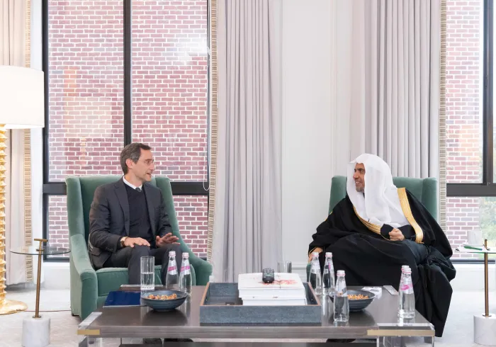 استقبل معالي الشيخ د. محمد العيسى‬⁩ في مقر إقامته بواشنطن - بالأمس - معالي المساعد الأول لوزير الخارجية الأمريكي لشؤون الشرق الأدنى السيد جوي هود