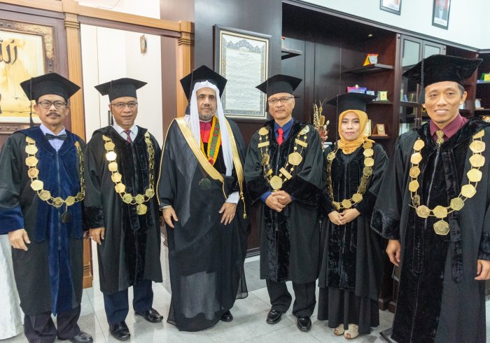 HE Dr. Mohammad Alissa was awarded an honorary doctorate from the Maulana Malik Ibrahim State Islamic University