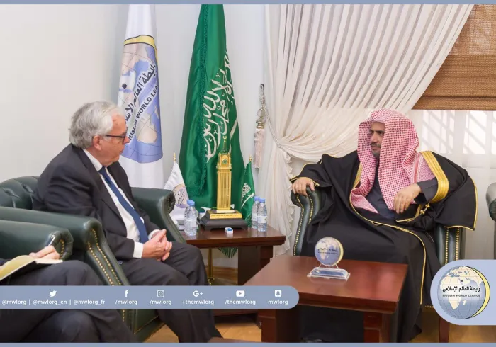 ‏معالي الأمين مستقبلاً في مكتبه ظهر اليوم سعادة السفير النرويجي رالف فيلي هانسن .